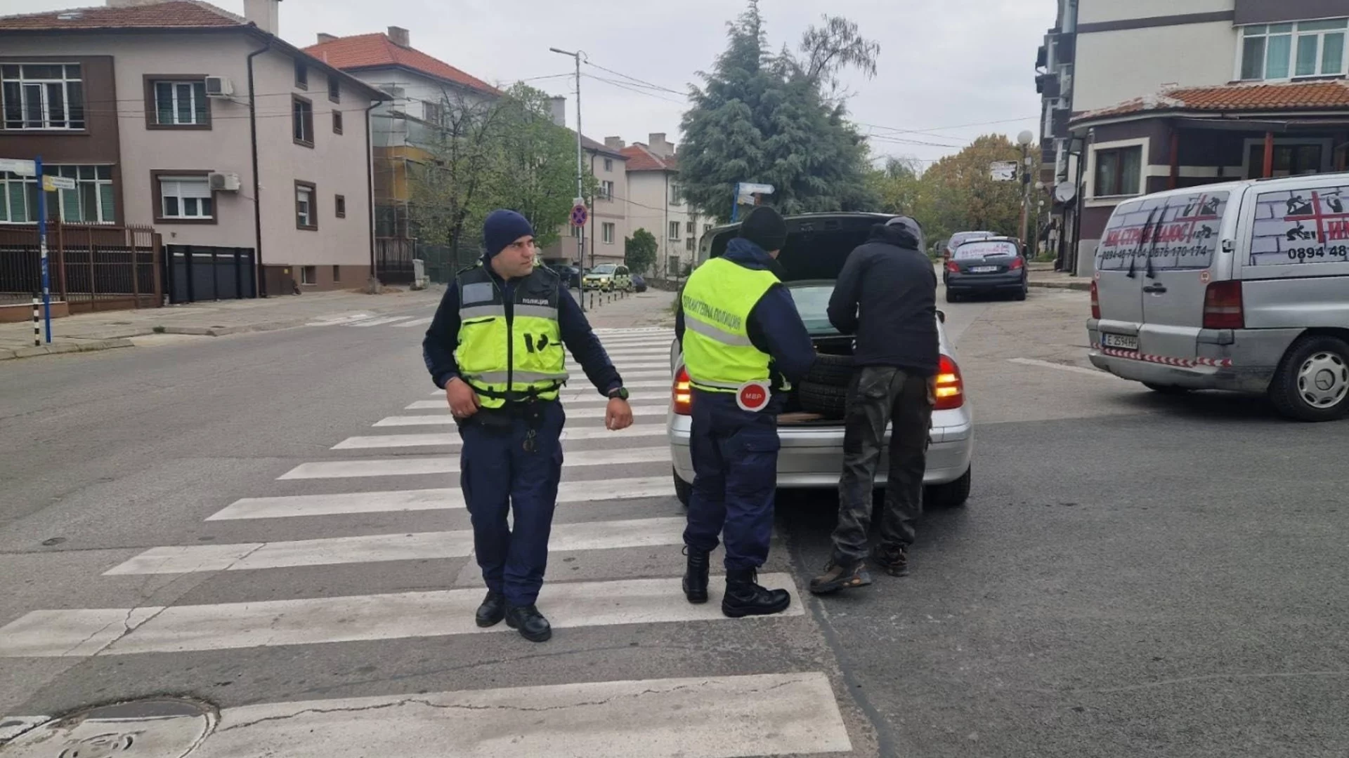 Кмет агитира в общинска фирма, членове на СИК нарушават тайната на вота: Изборният ден в България