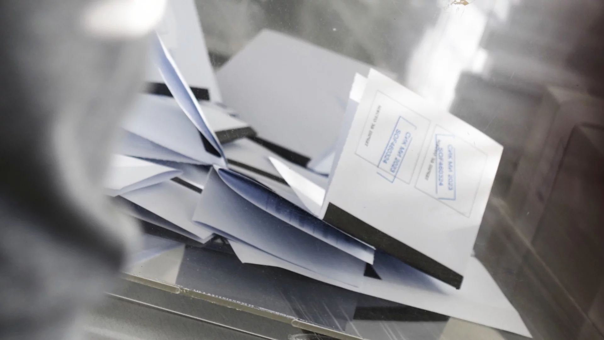 На места бюлетините свършиха, ЦИК праща допълнителни