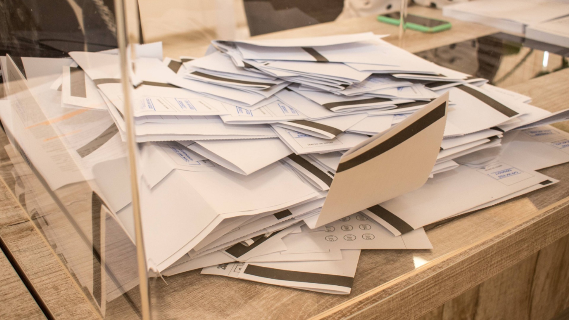 Край на изборния ден: Започна видеонаблюдението на броенето