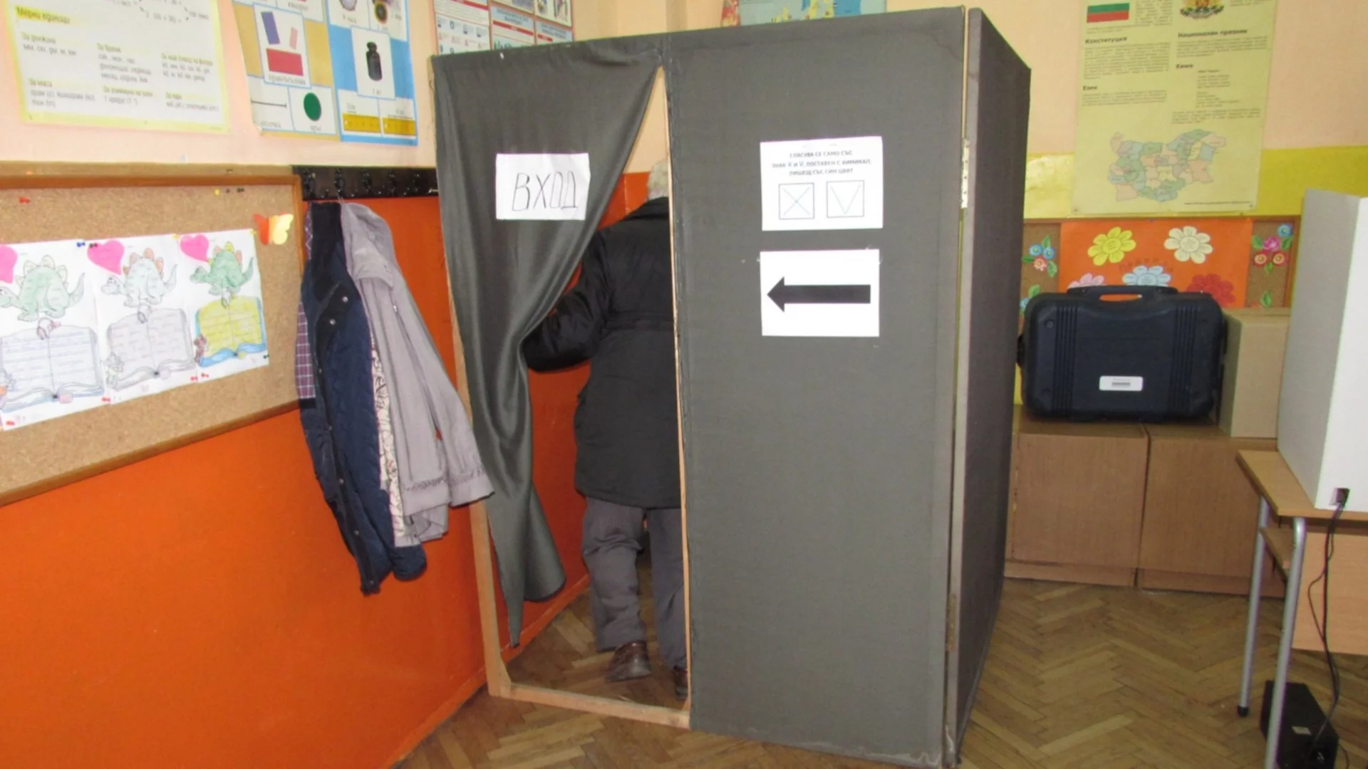 "Възможност за контрол на вота": Общини-нарушители не гласували с паравани, а с тъмни стаички