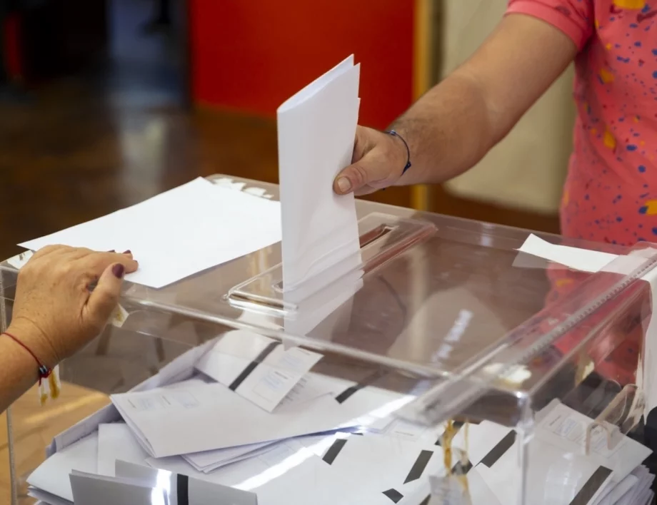 НА ЖИВО: Радев разгроми ГЕРБ. Кои партии ще влязат в парламента?