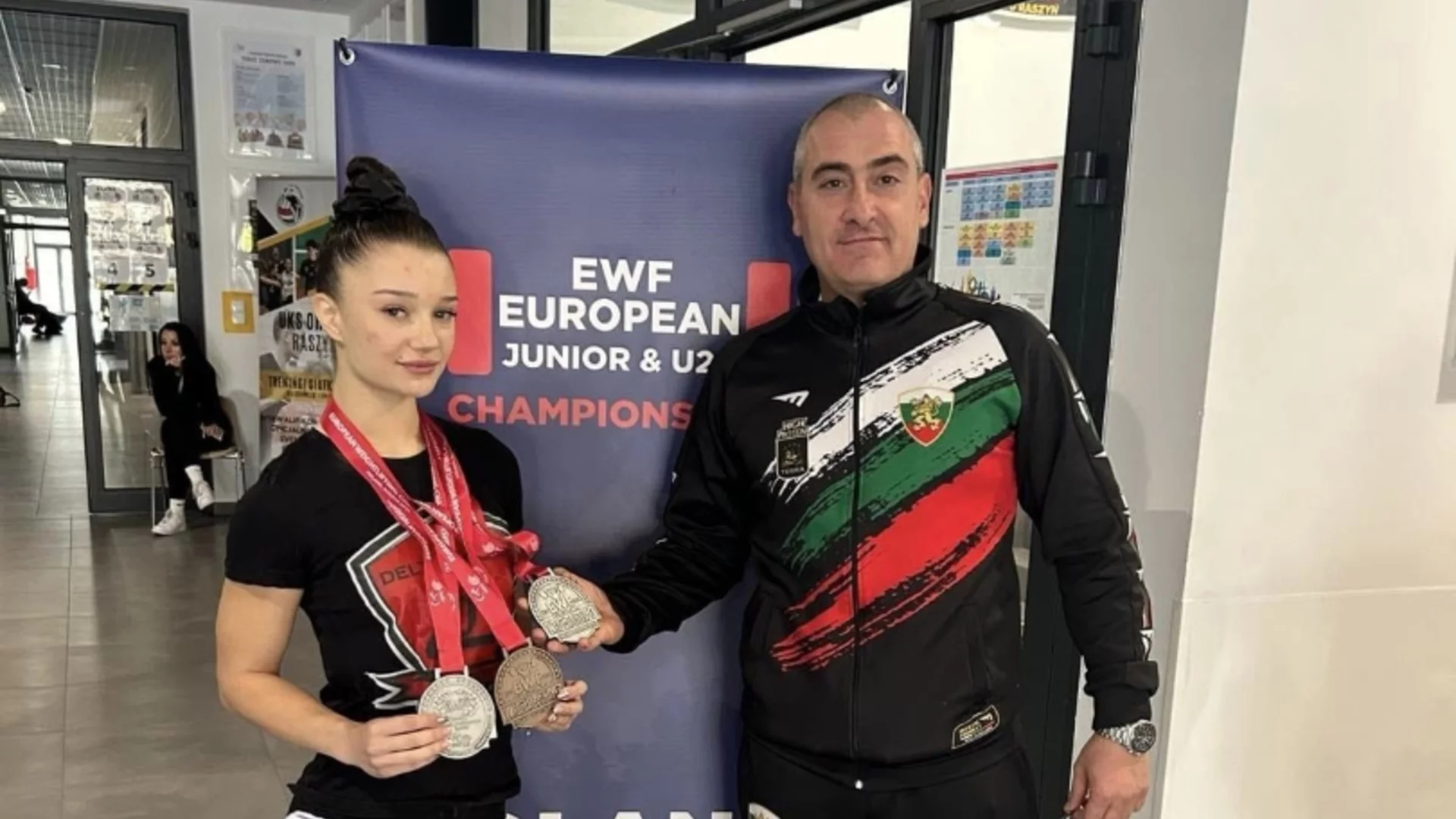 18-годишното красиво момиче на българските щанги изненада Европа и грабна сребро!