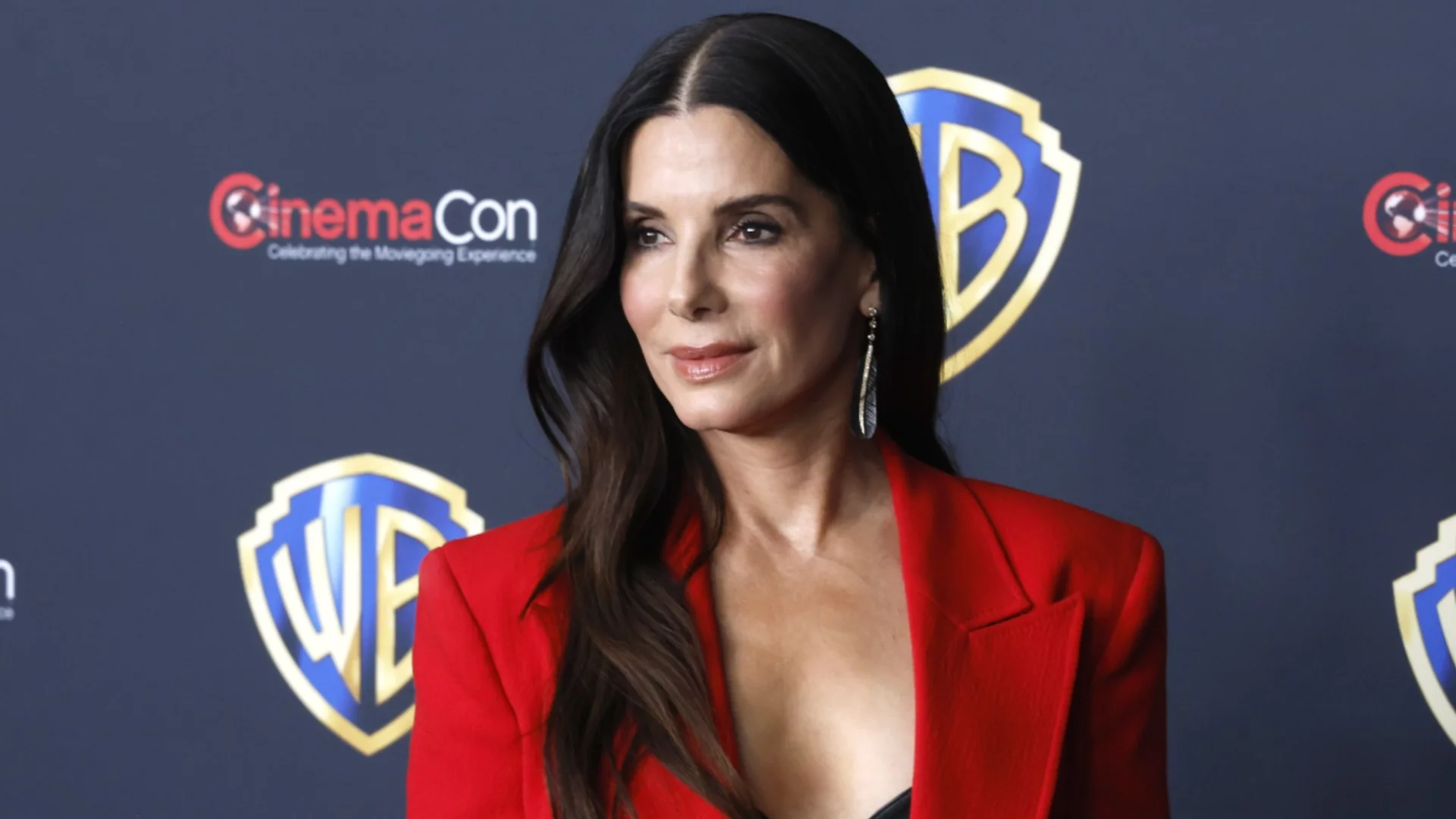 Нелепо или стилно? На 61 години Сандра Бълок се появи по сутиен (СНИМКИ)