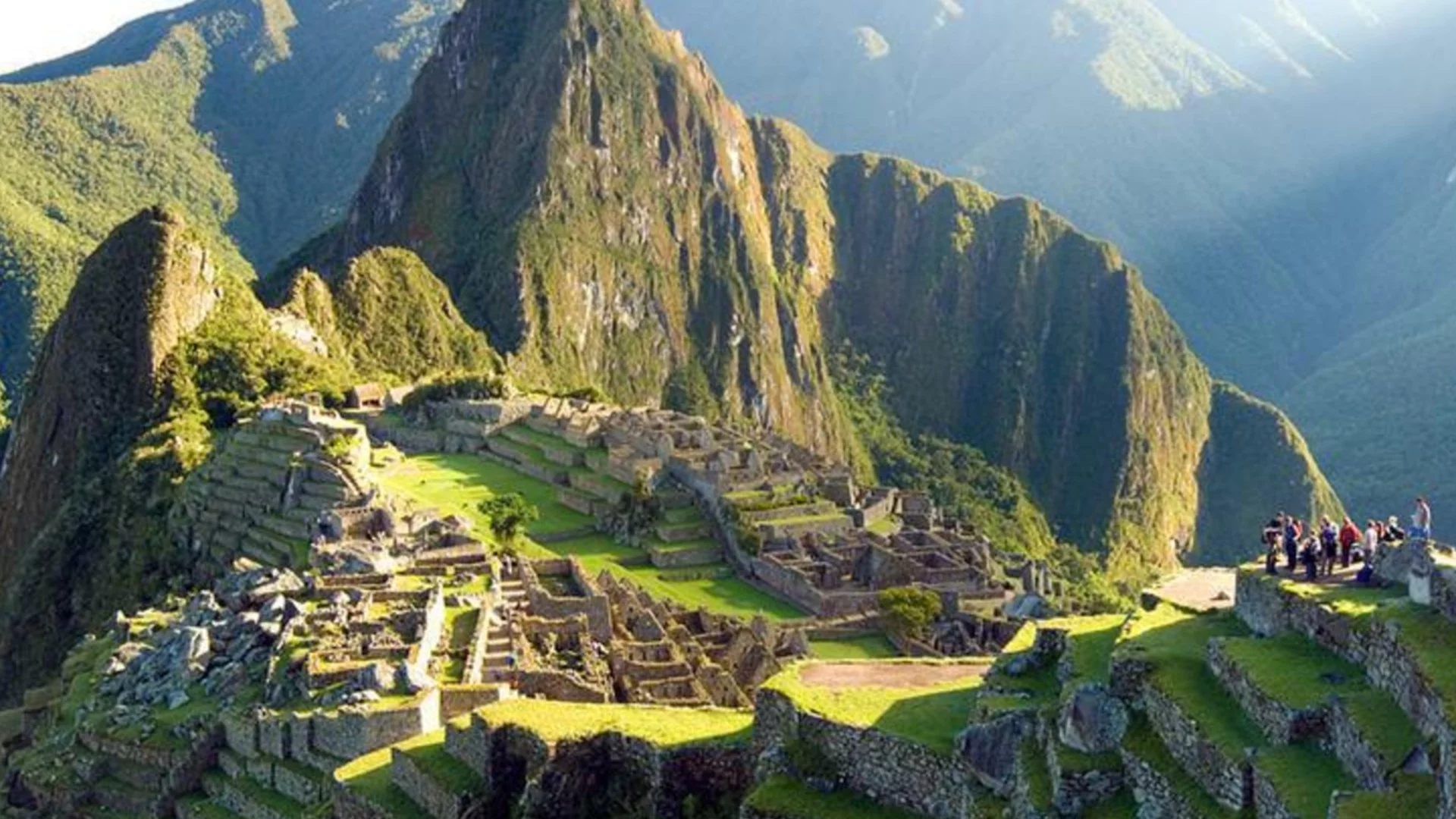 Учени разкриха мистерията на хилядите дупки в планински склон в Перу