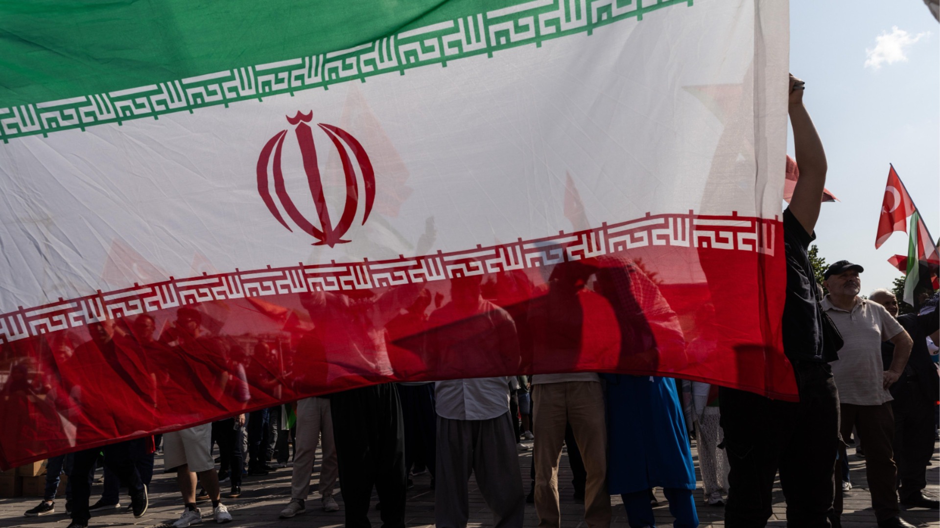 Иран екзекутира двама мъже за връзки с Мосад