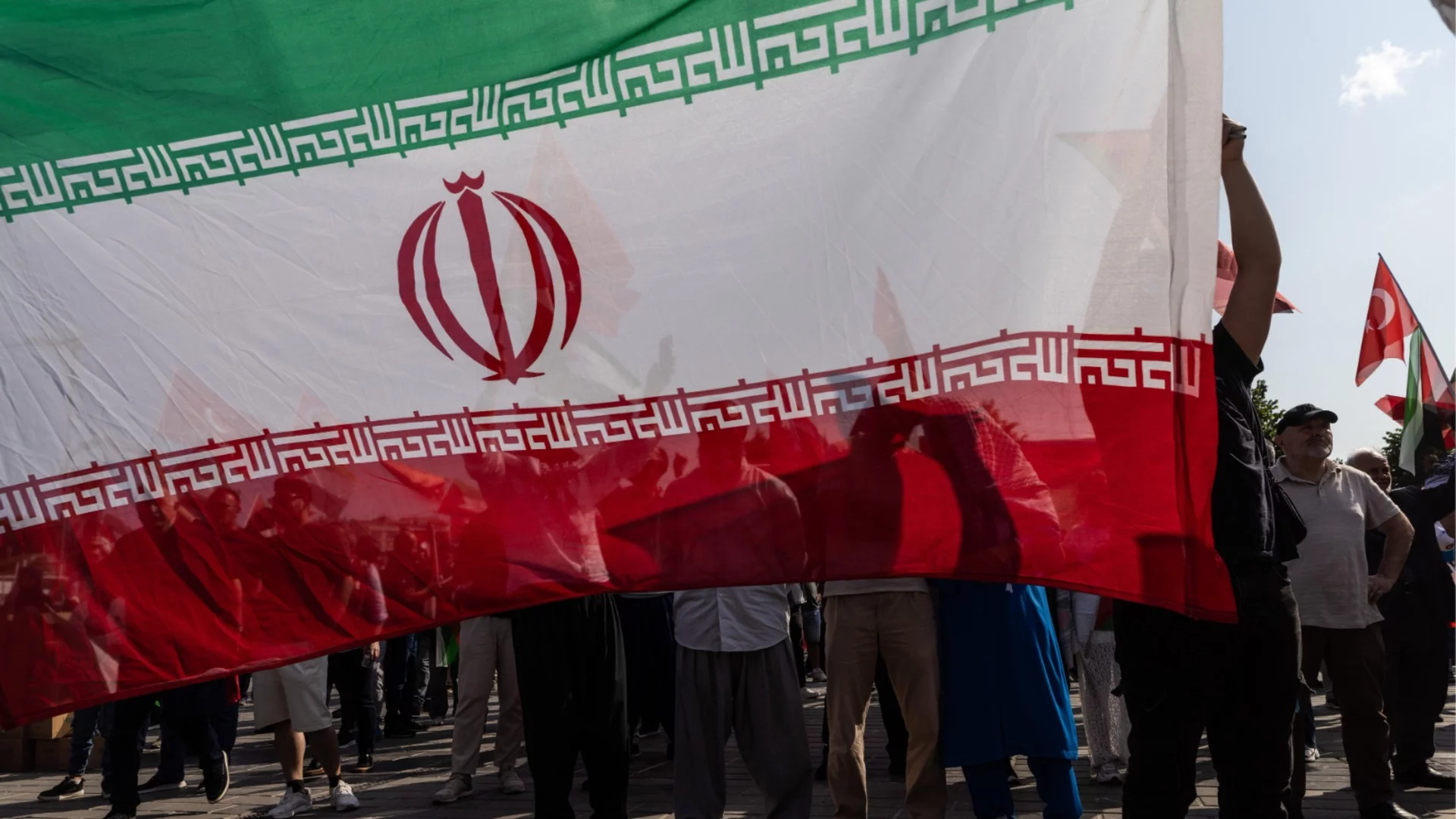 Иран екзекутира двама мъже за връзки с Мосад