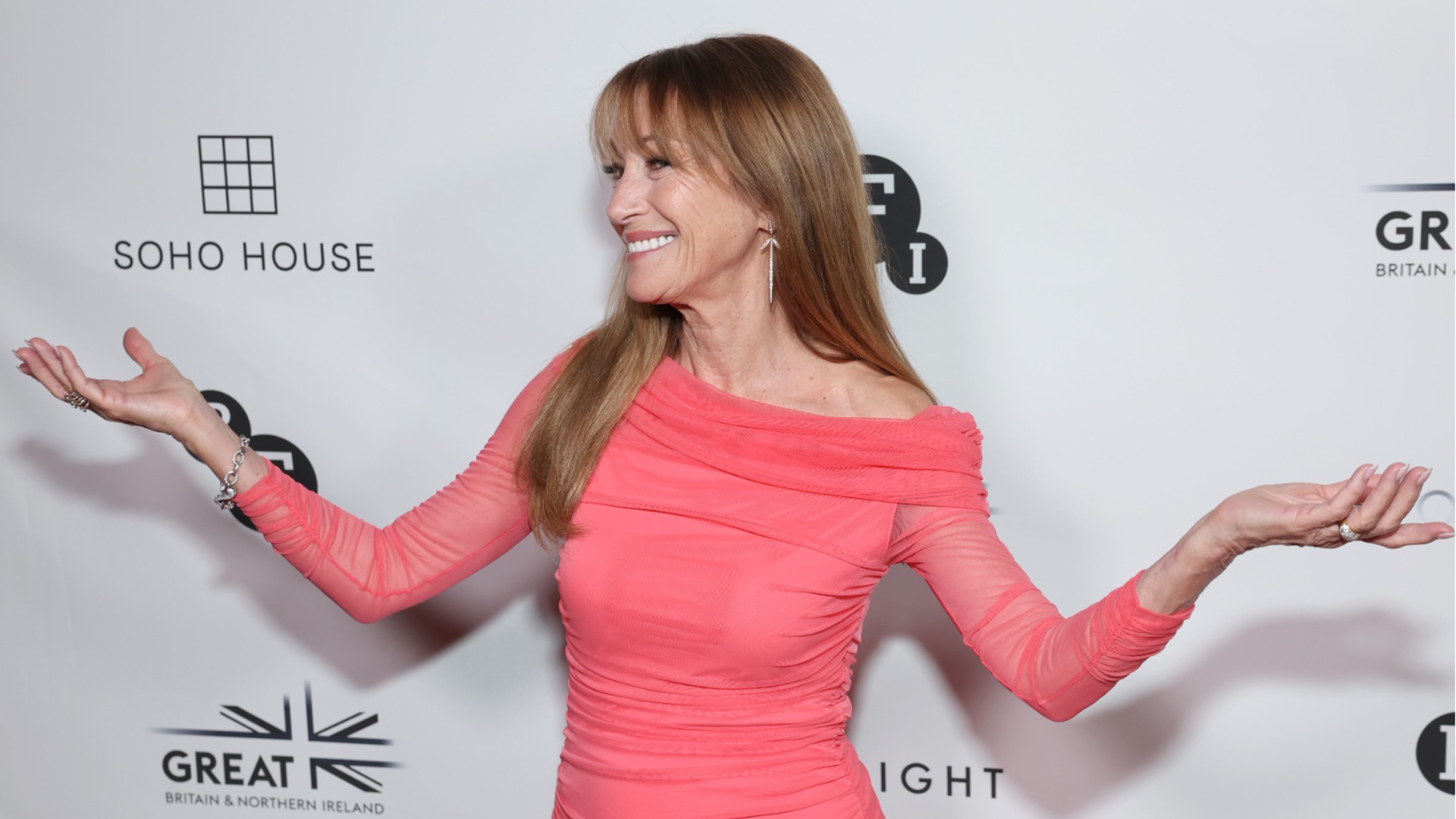 Неузнаваеми или все същите? Вижте как изглеждат днес звездите от 