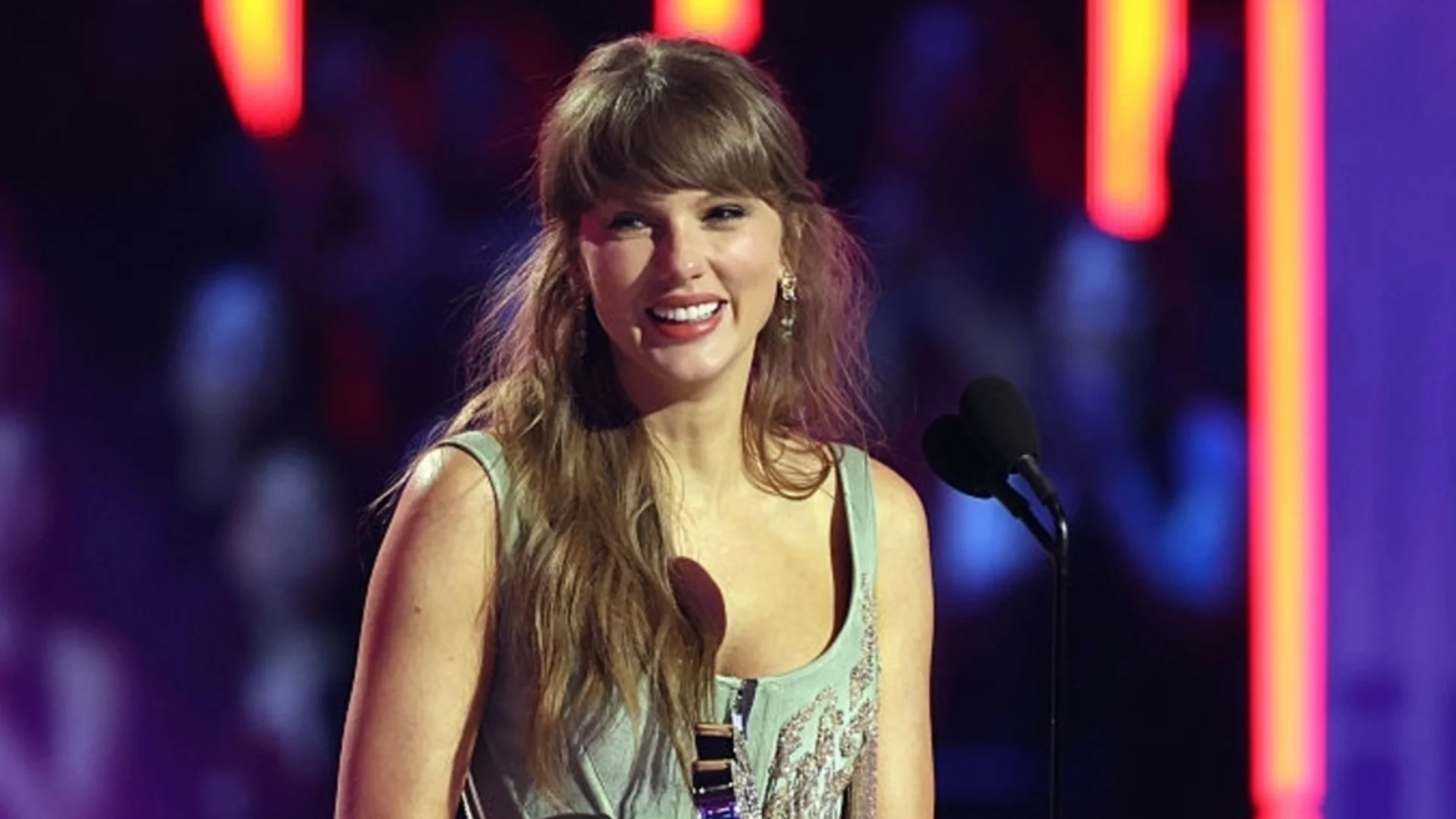 Вдъхновена от Елизабет Тейлър: Каква ще е сватбената рокля на Тейлър Суифт? (СНИМКИ)