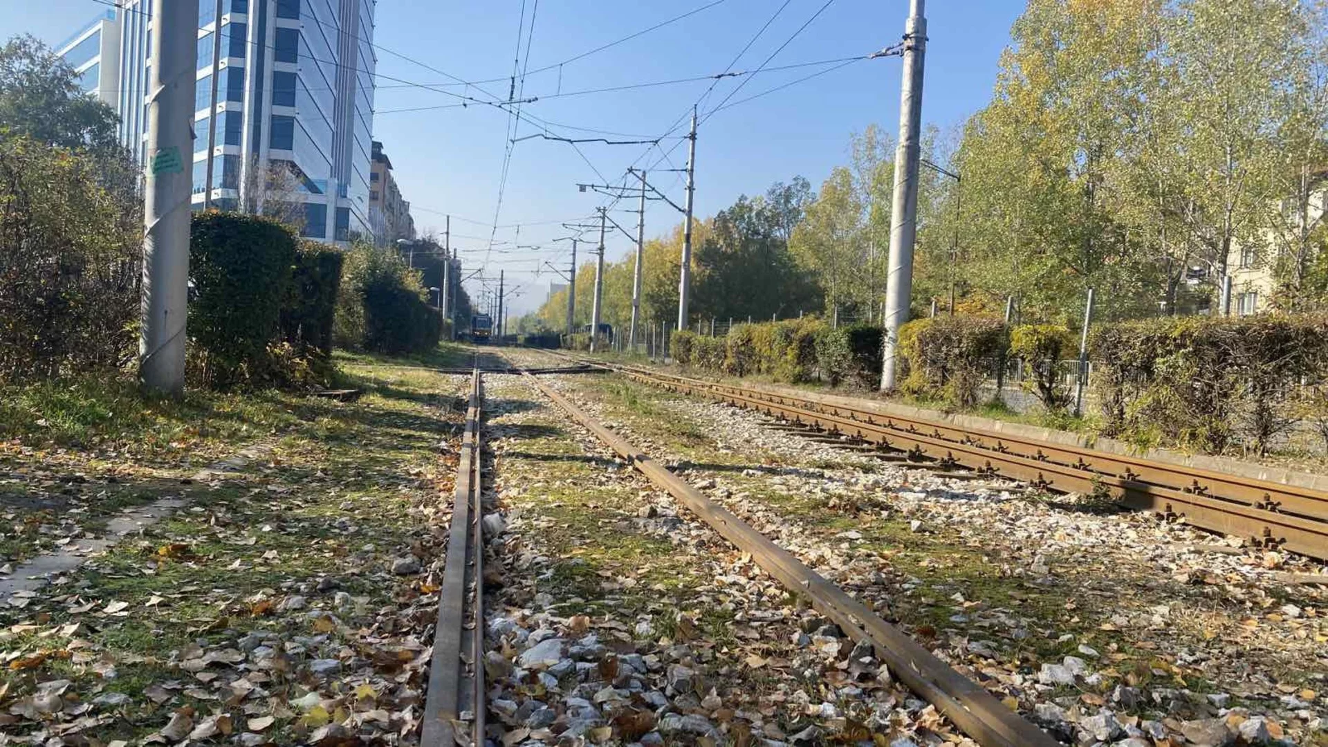 Две коли "кацнаха" върху трамвайните линии в София