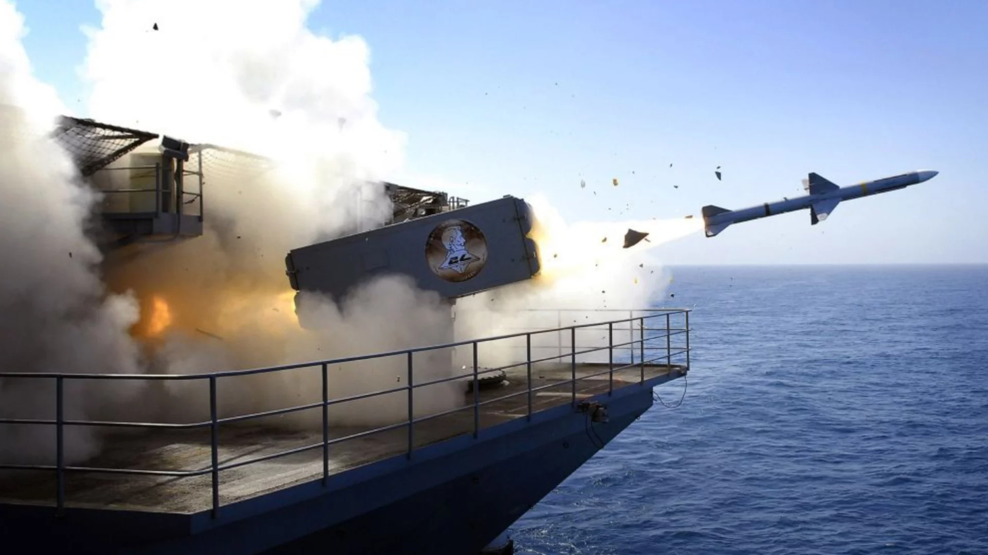 САЩ атакуваха ирански товарен кораб и отвориха дупка в корпуса му (ВИДЕО)