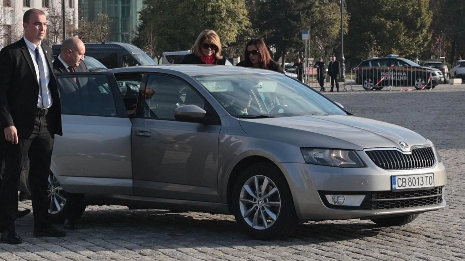 "Шоу за наивници": Радев се показа с Шкодата и после пак я заряза за лимузина