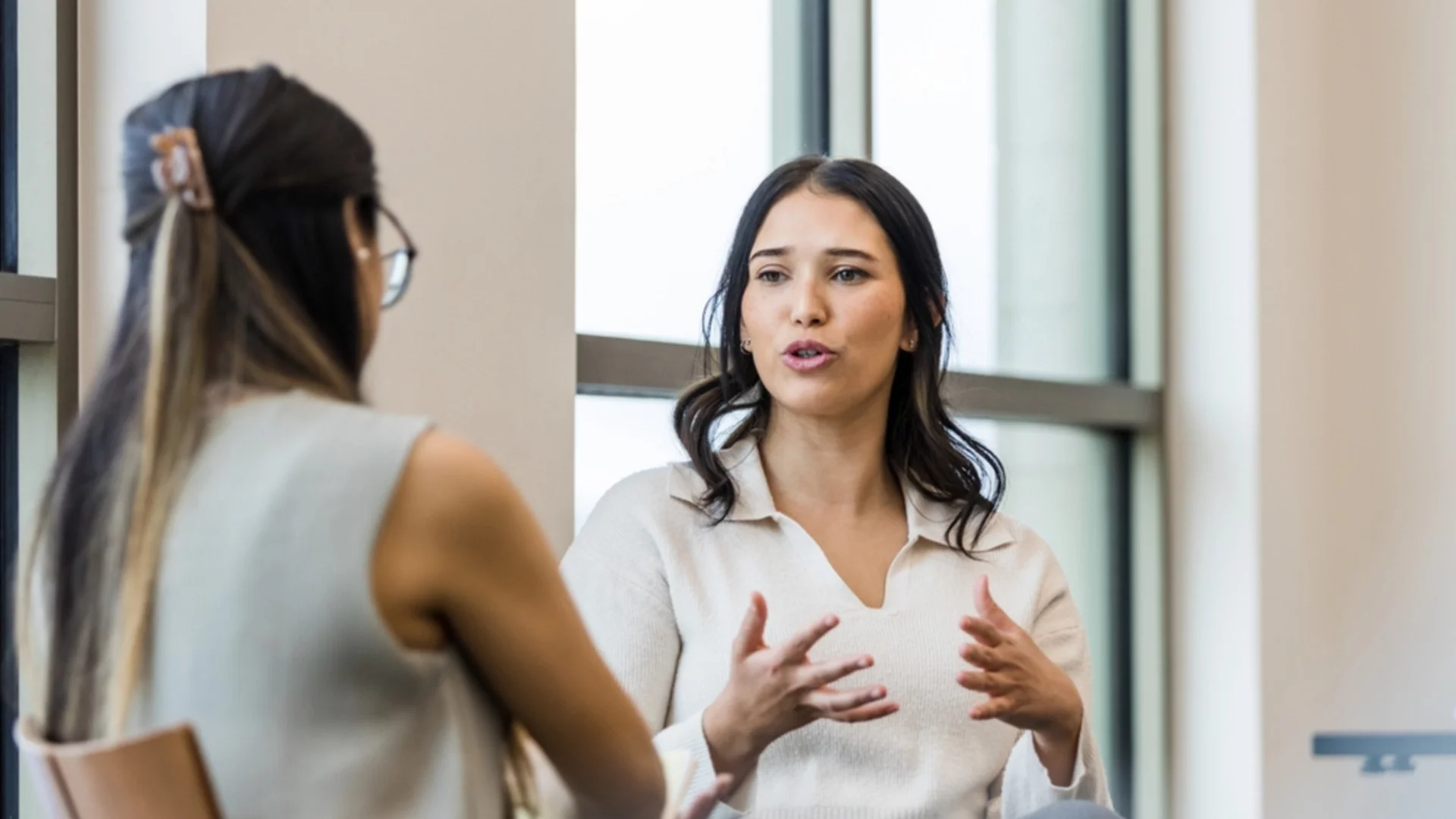 Говорим с 338 думи по-малко всяка година, учените са установили причината