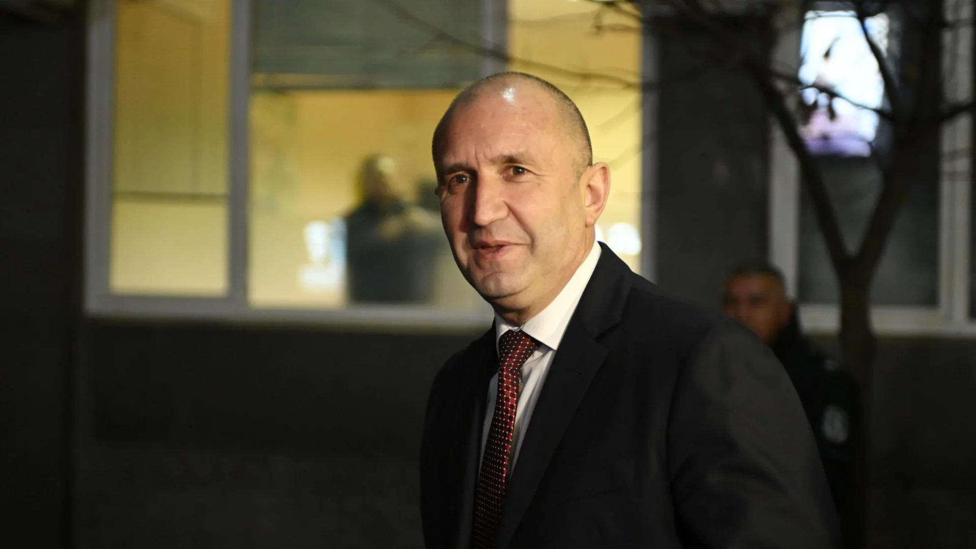 Румен Радев чака окончателните резултати за пълен коментар на вота