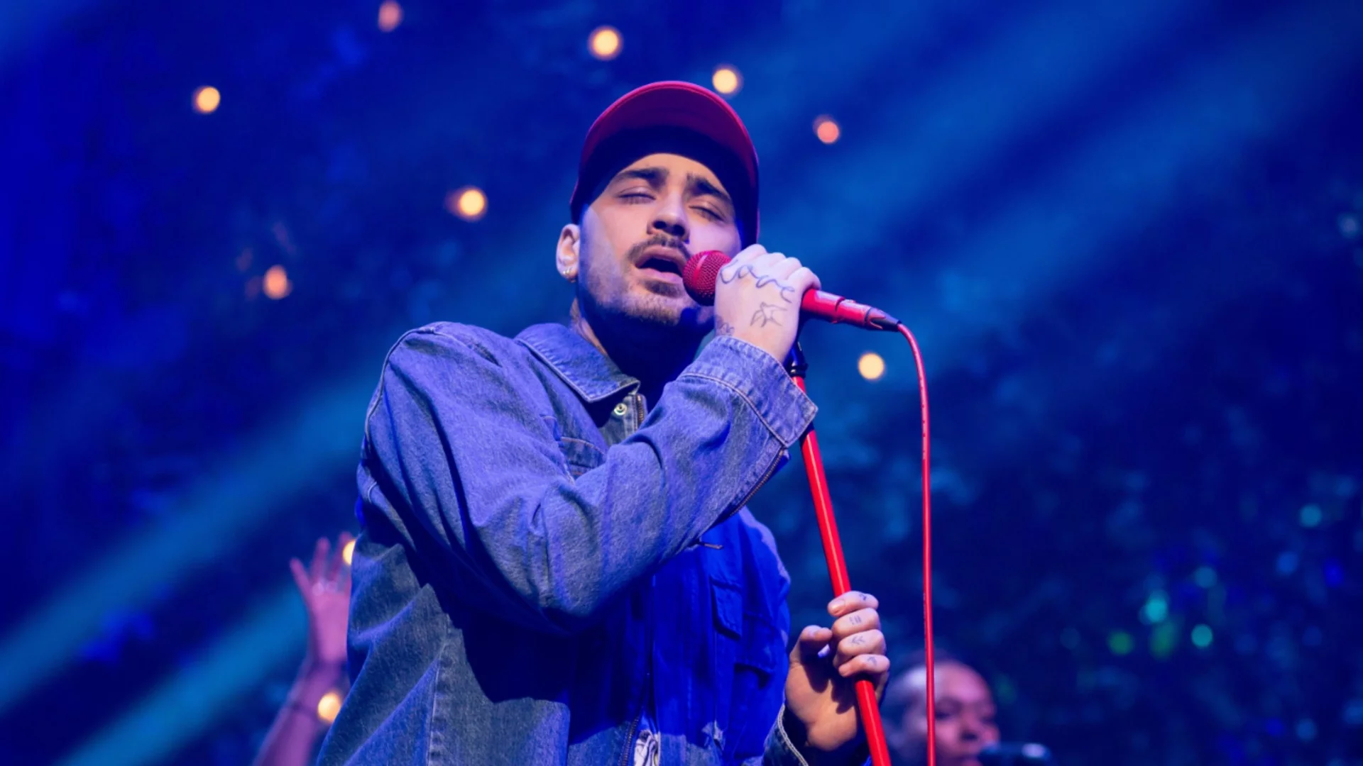 Съкрушен, но се възстановява: Певецът Зейн Малик е в болница (СНИМКА)