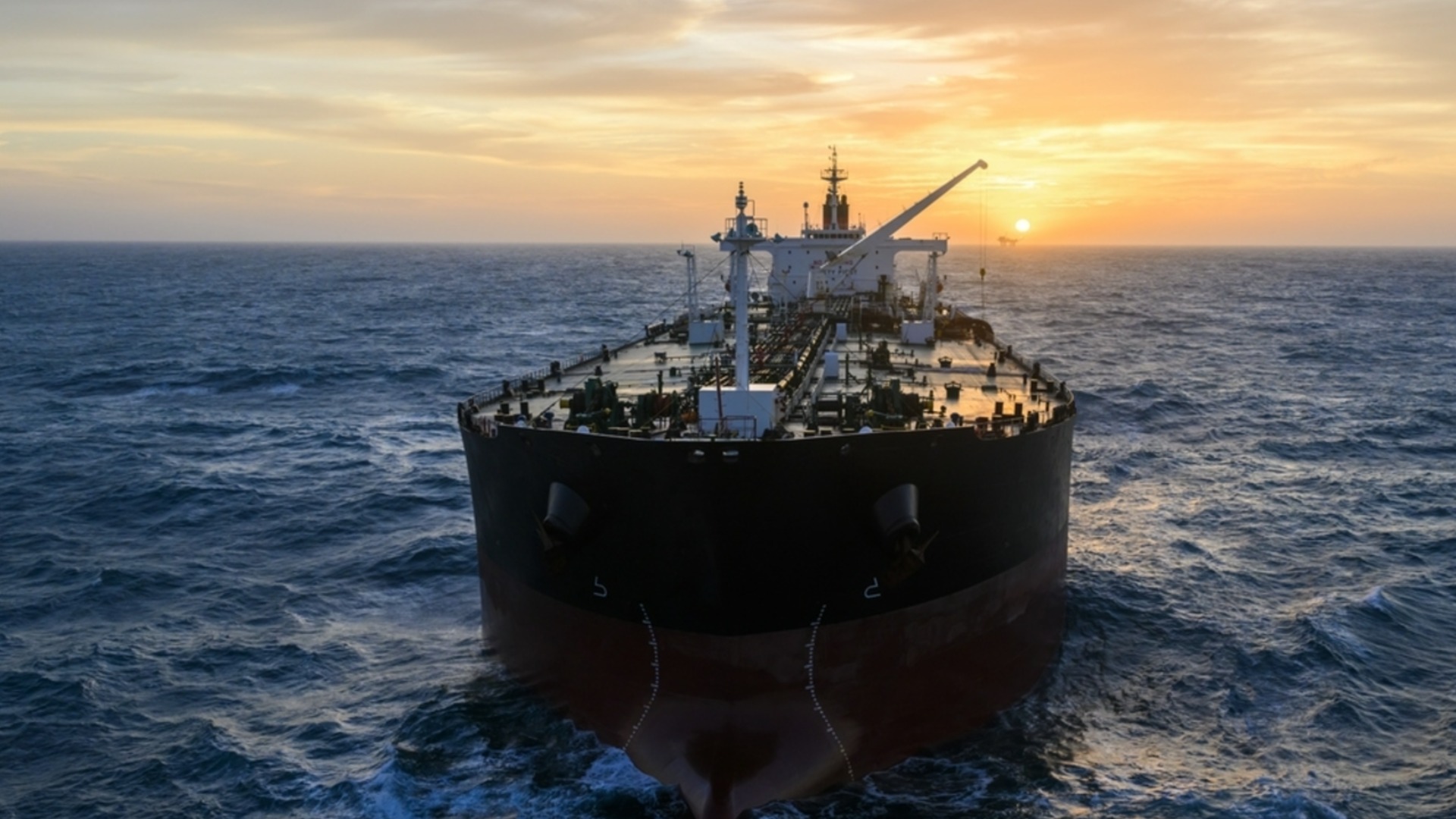 Светът в очакване: Може ли ситуацията около Иран пак да изстреля петрола над психологическа граница?