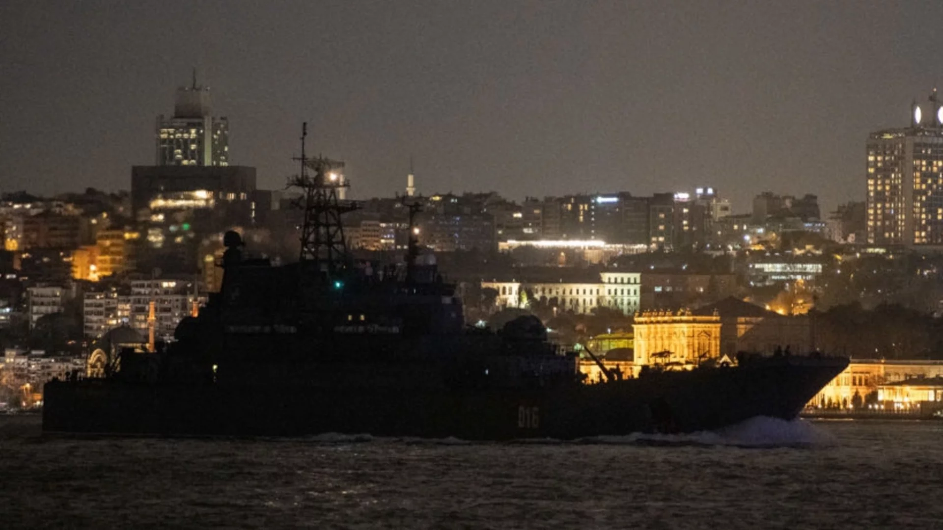 Като крайцера "Москва": Руски десантни кораби за 150 млн. долара са аут след украински удар в Крим (ВИДЕО)