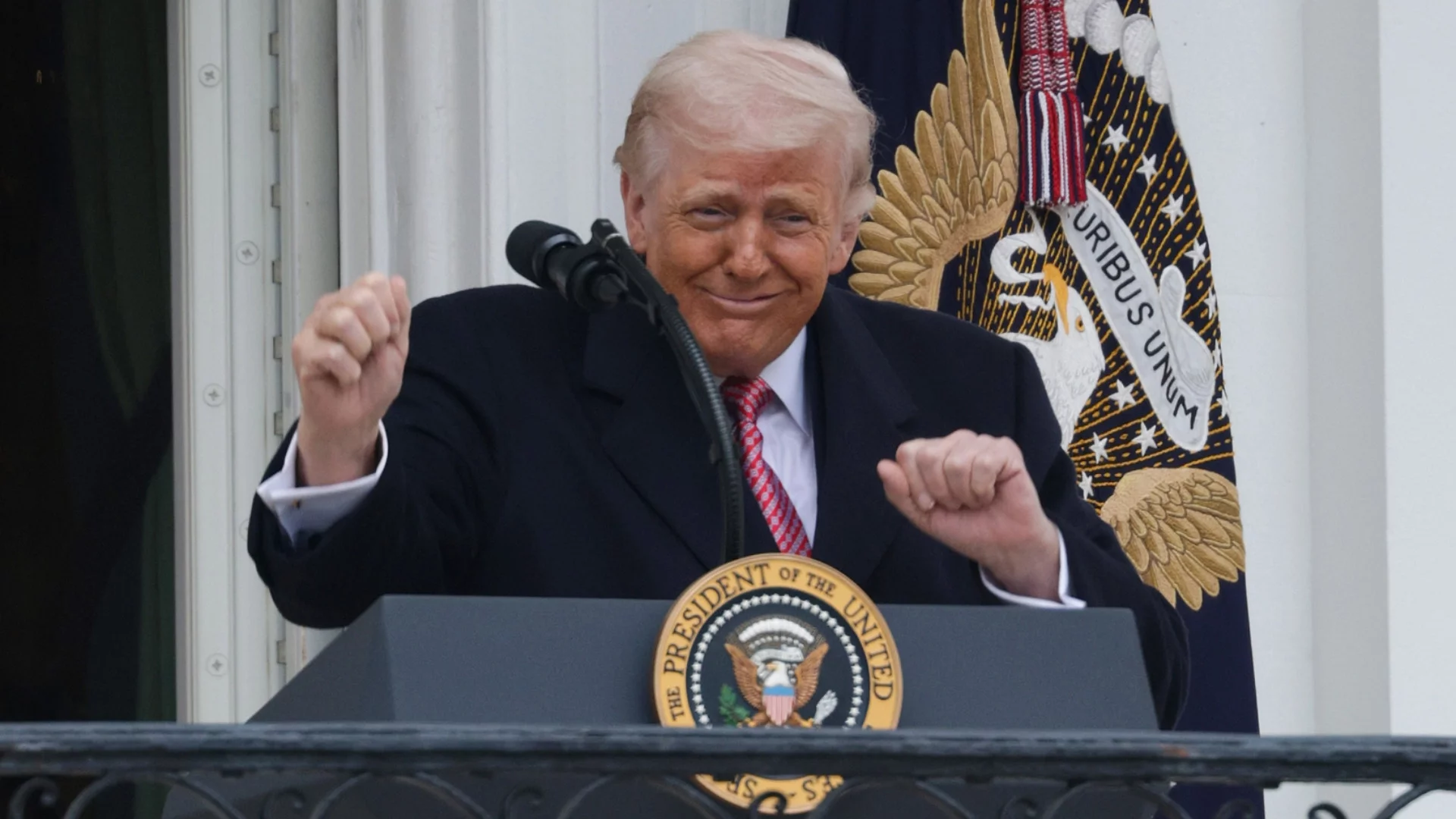 Тръмп пак превъртя играта с Иран: Ще бомбардира, обаче има цялото време на света за сделка и се моли на Техеран за 8 жени (ВИДЕО)