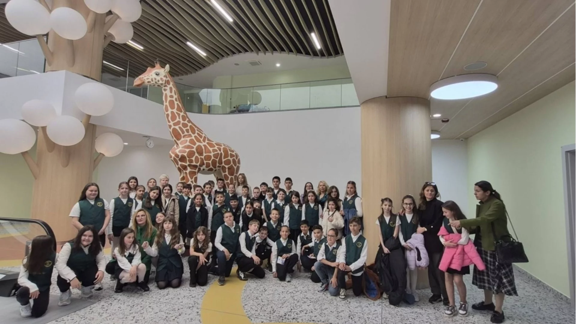 Над 600 ученици в Бургас разгледаха детската болница и откриха колко е различна