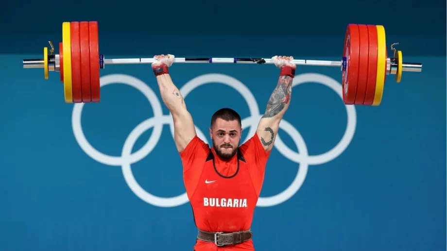 Насар уплаши конкуренцията още на загрявката със стряскащи тежести (ВИДЕО)