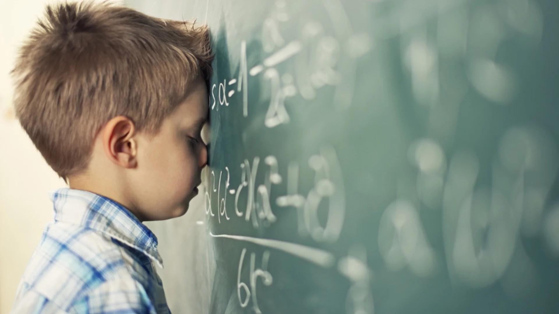 Учебният материал да бъде намален с 35% сега, а не през 2029 г.: Учителският синдикат с ново искане