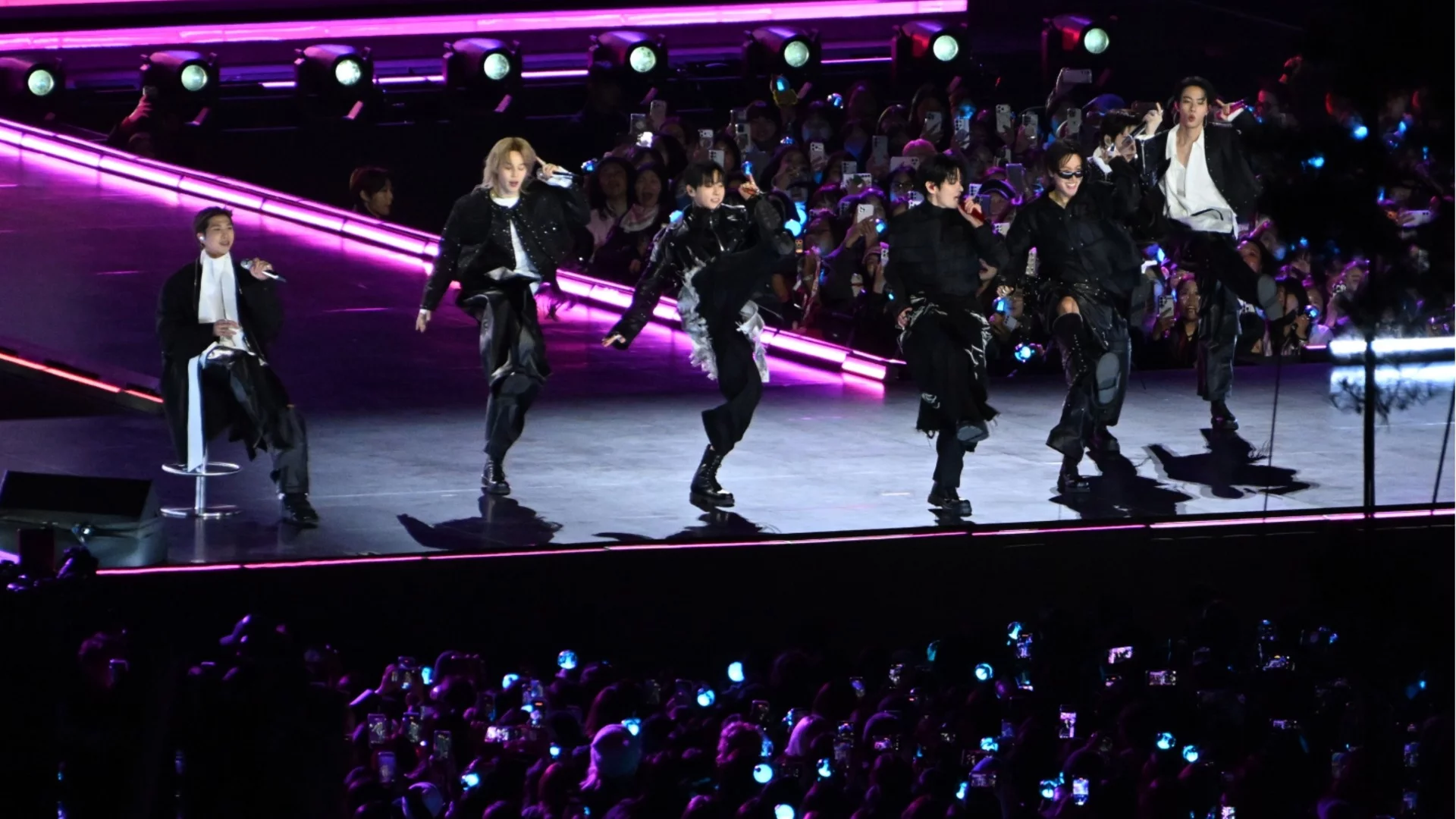 Издирват за измами продуцента на световноизвестна група