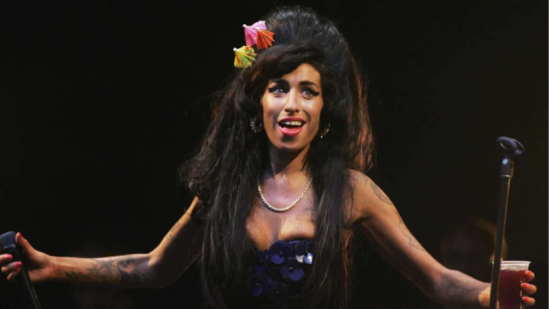 Приятелки-предателки? Бащата на Ейми Уайнхаус загуби дело заради нейни дружки