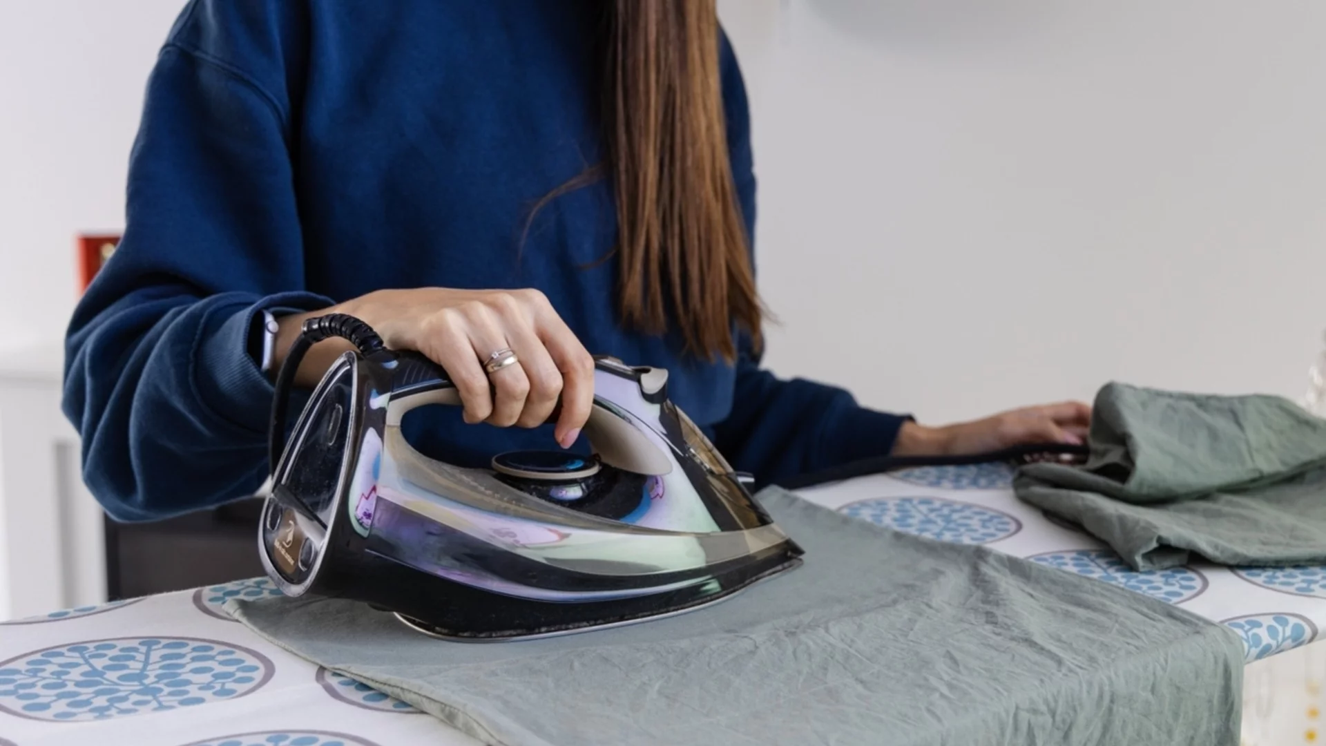 Топ 3 грешки при гладене на дрехи с щампи и апликации, които ги съсипват