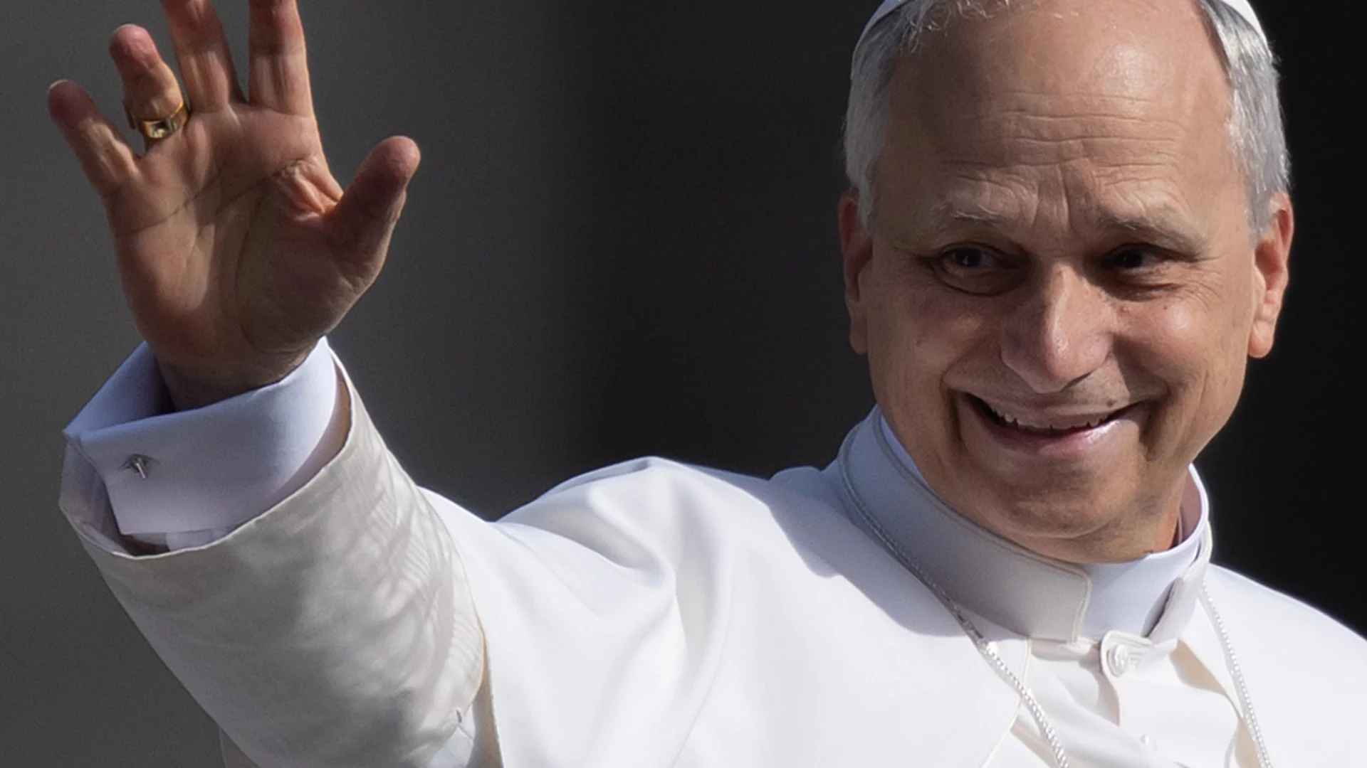 Папата бе посрещнат от най-лошия диктатор в Африка (ВИДЕО)