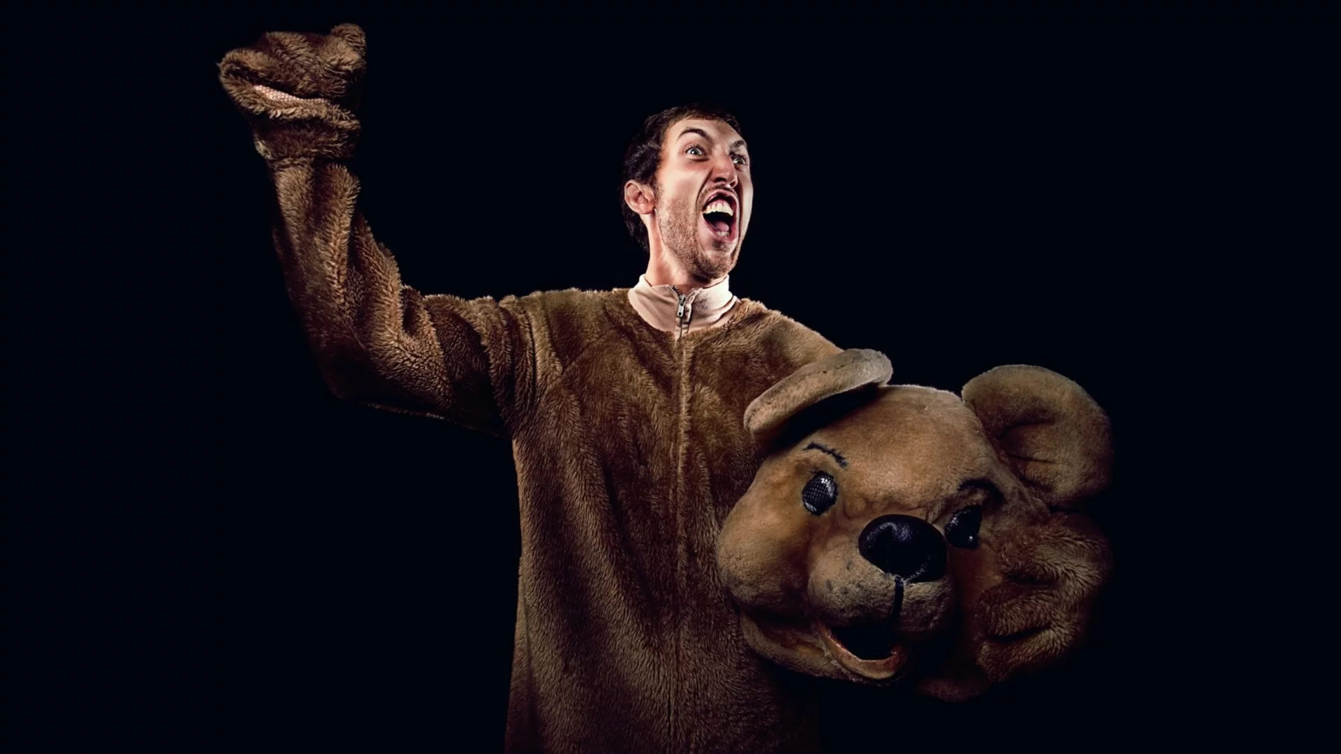 Маскиран като мечка чупи коли: Осъдени за застрахователна измама в САЩ (ВИДЕО)