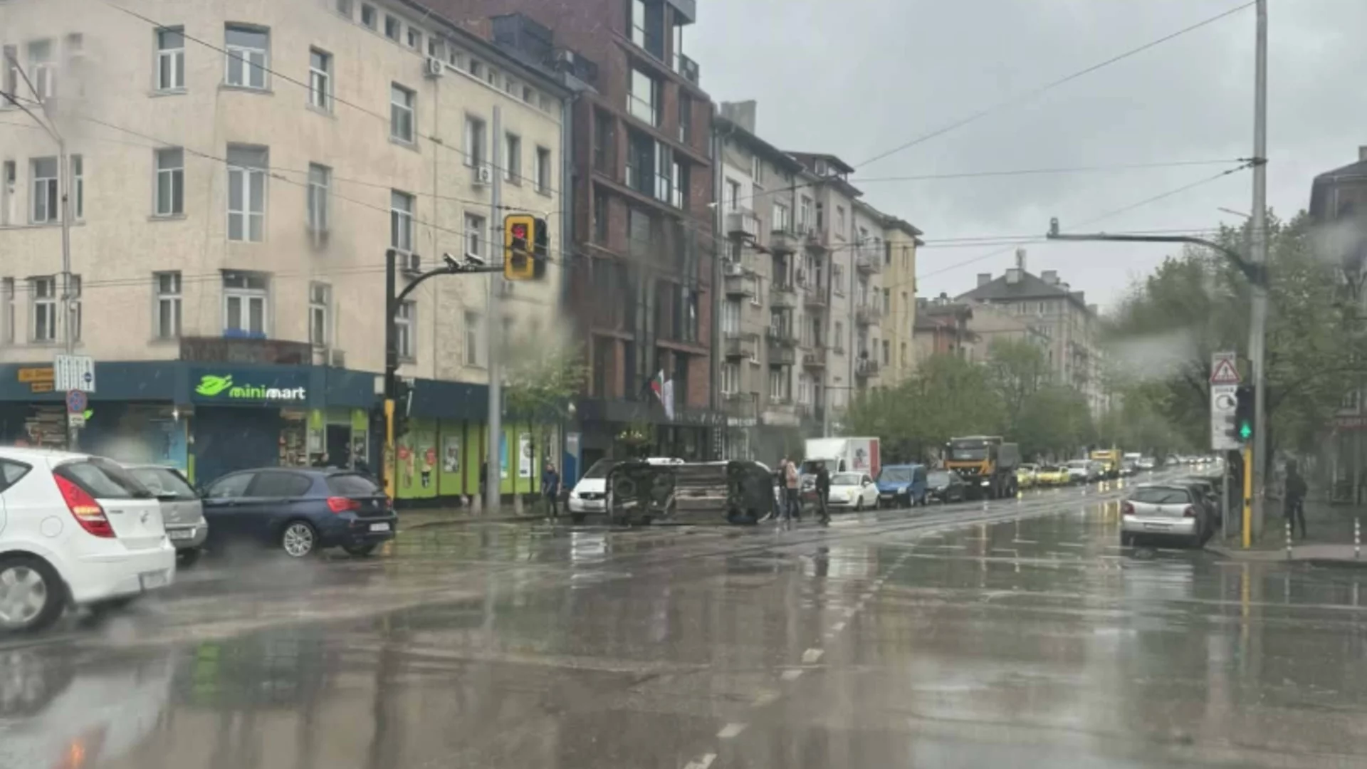 Линейка се обърна в центъра на София (СНИМКА, ВИДЕО)