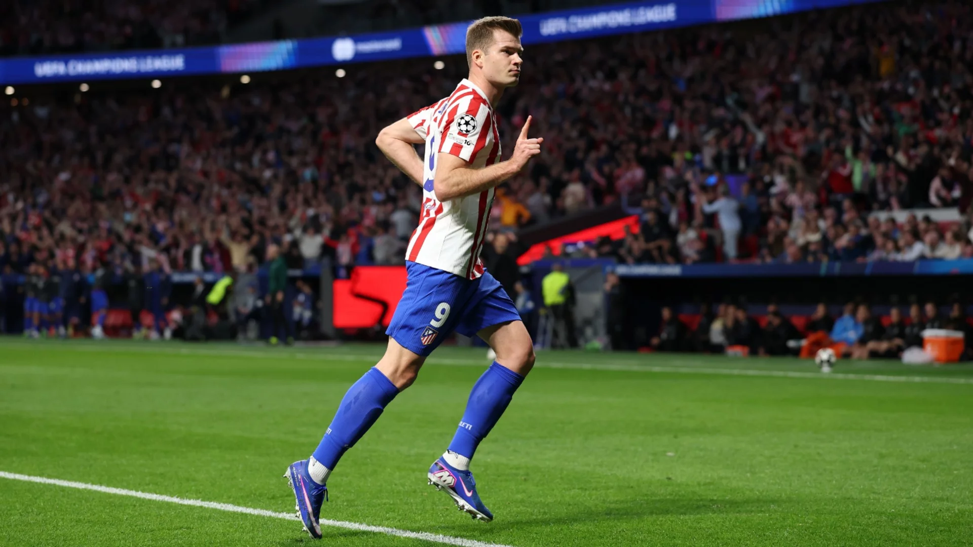 Милан опитва да отмъкне норвежки голаджия под носа на Барселона