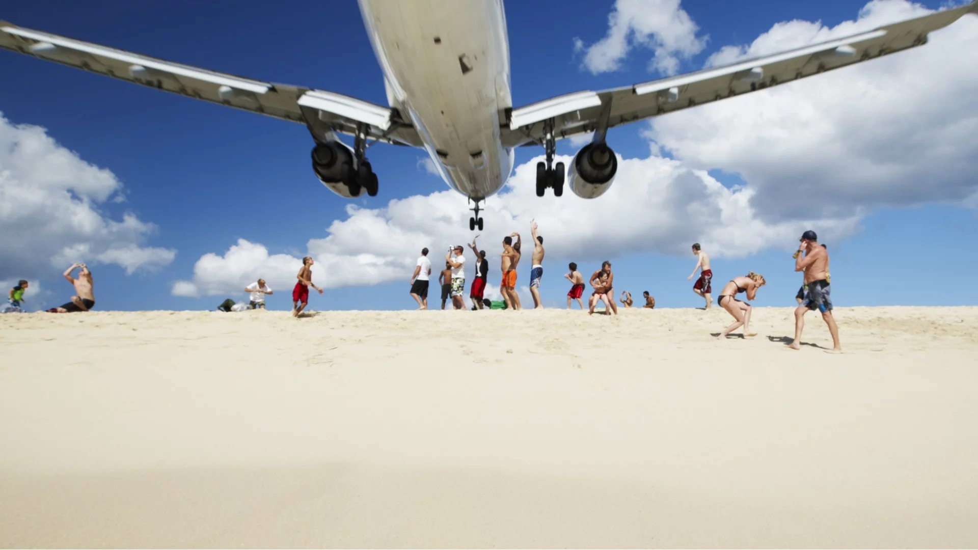 Плажът, на който самолетите буквално те отвяват (ВИДЕО)