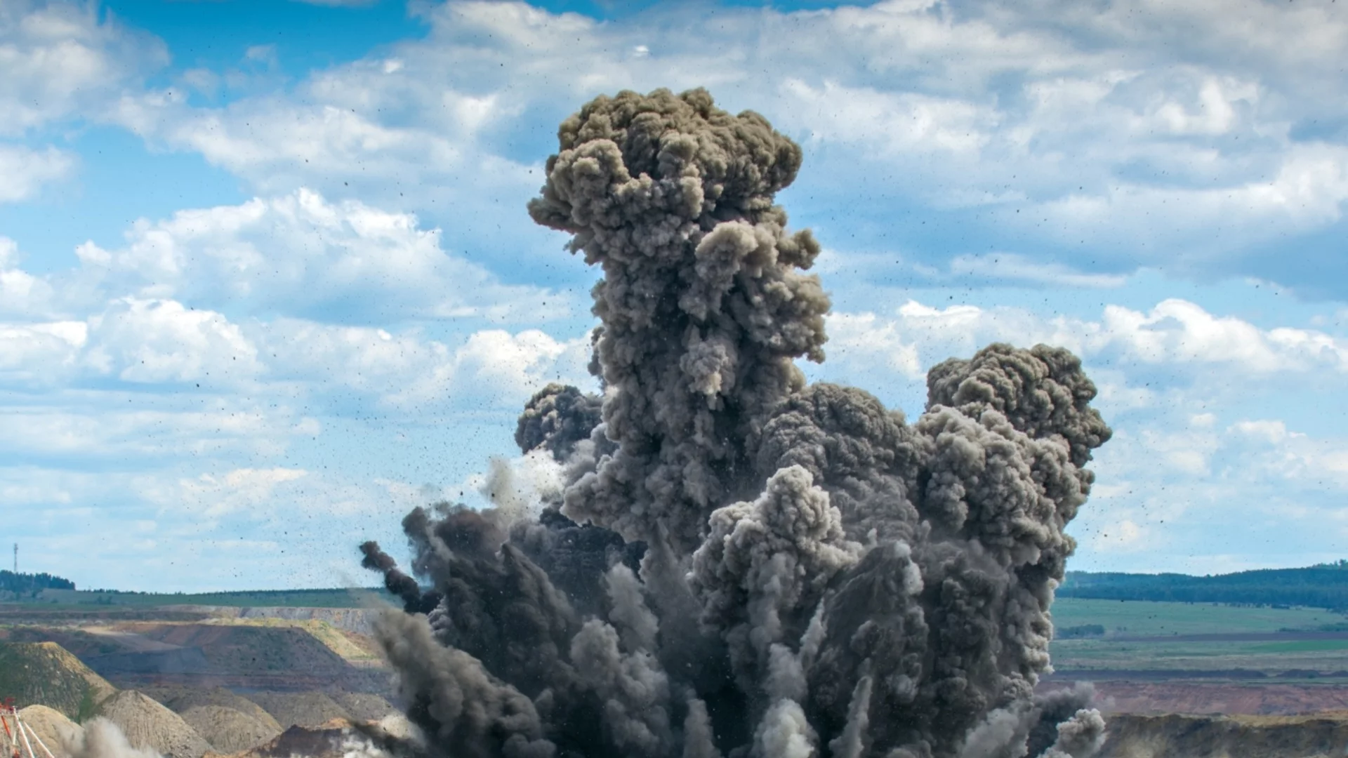 300 км дим: Рафинерията в Туапсе все още гори (ВИДЕО)