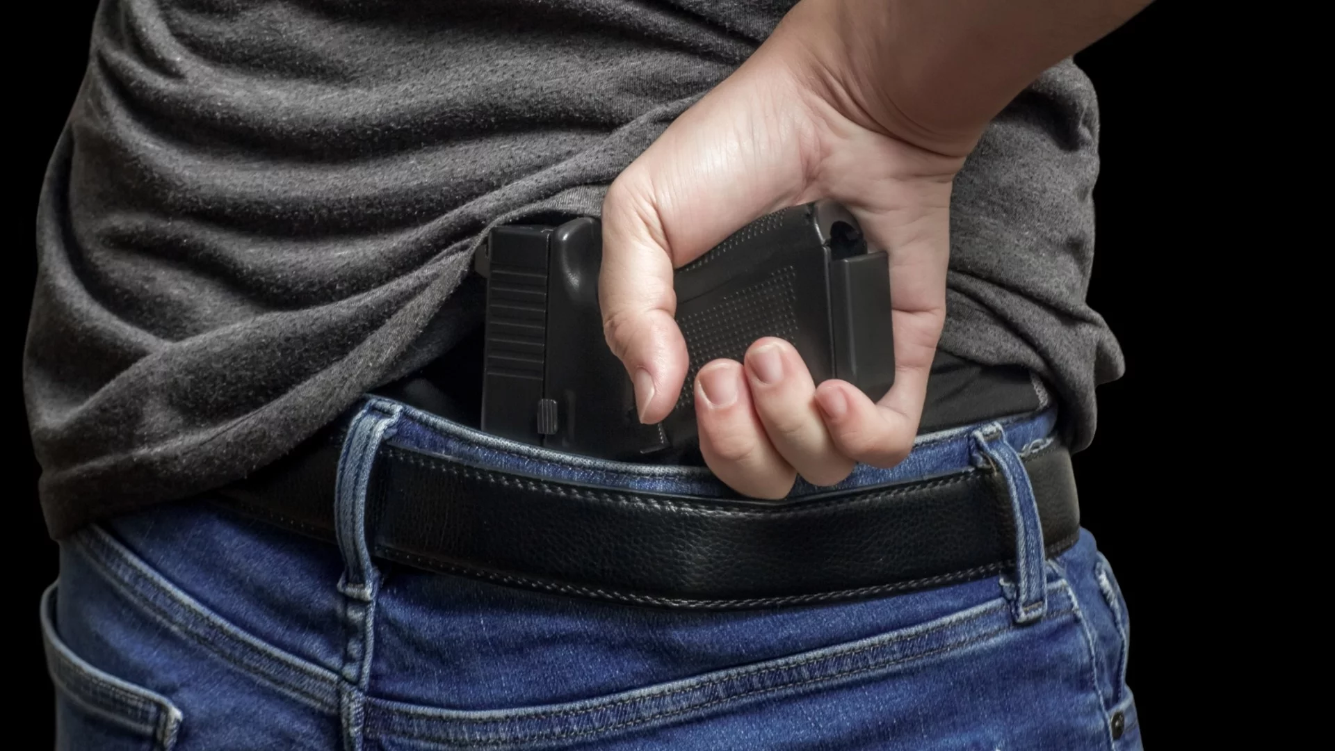 На косъм от трагедия: Директор обезоръжи въоръжен мъж (ВИДЕО)