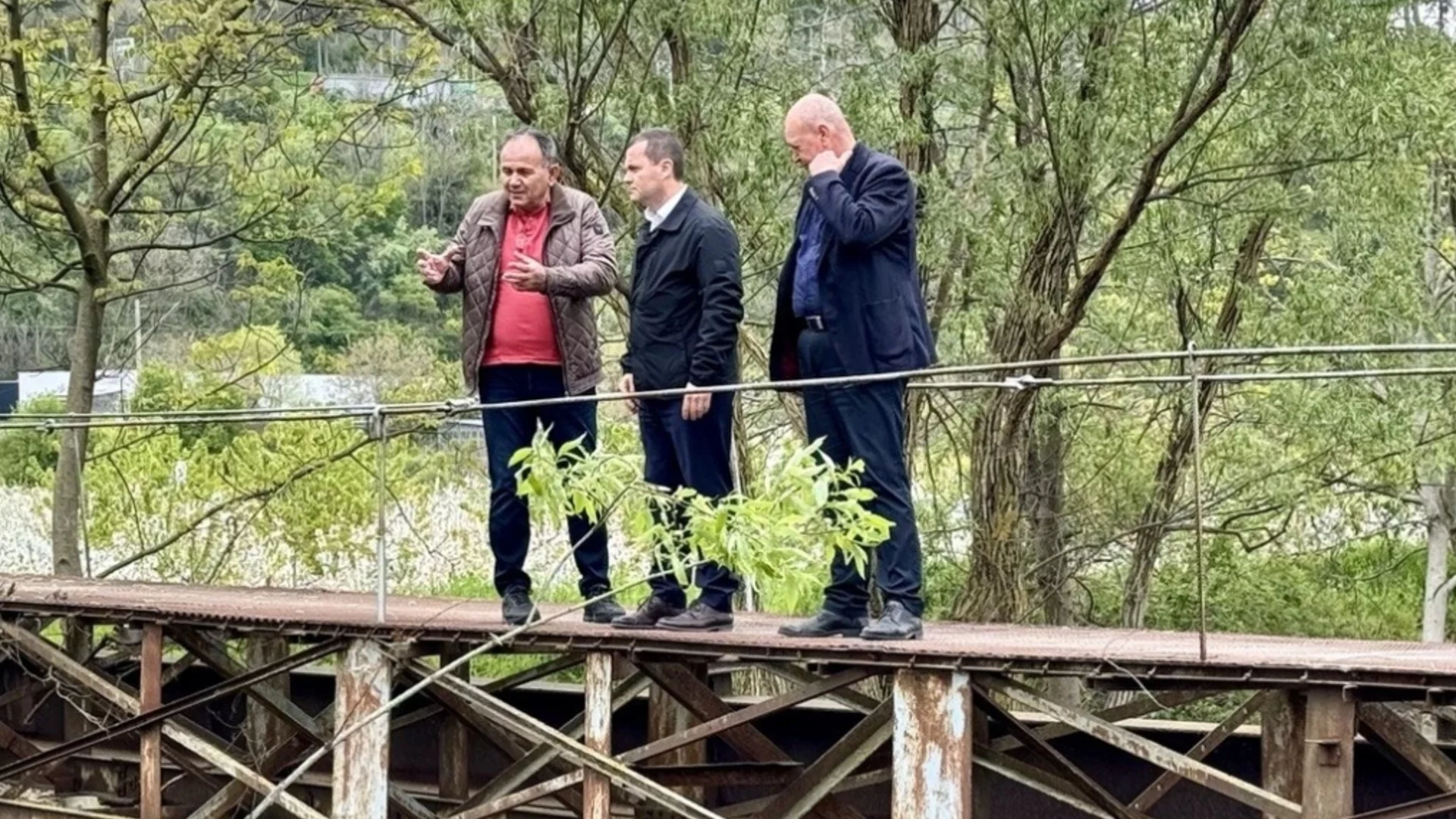 Кметът на Русе провери първия етап от почистването по поречието на Русенски Лом