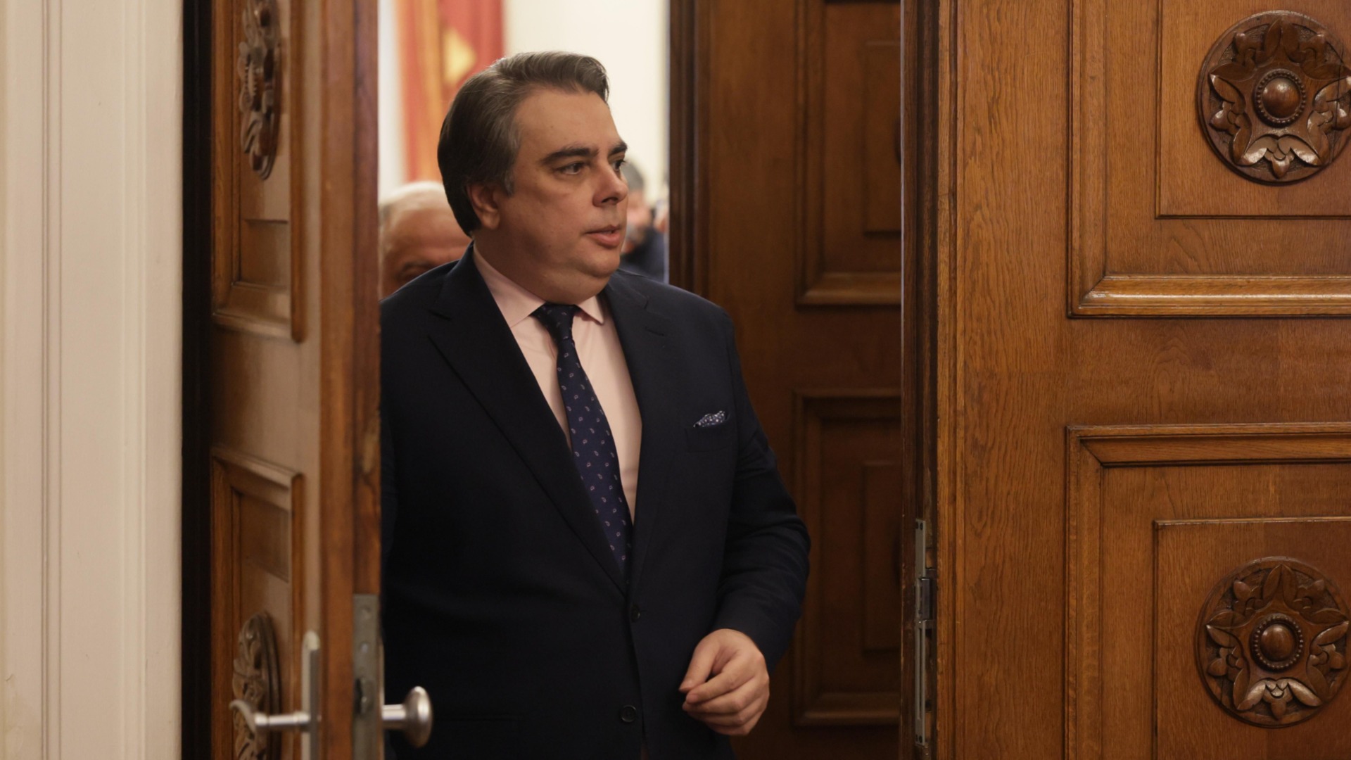 Асен Василев за Манол Пейков: С изумление и малко тъга наблюдавам бурята в чаша вода