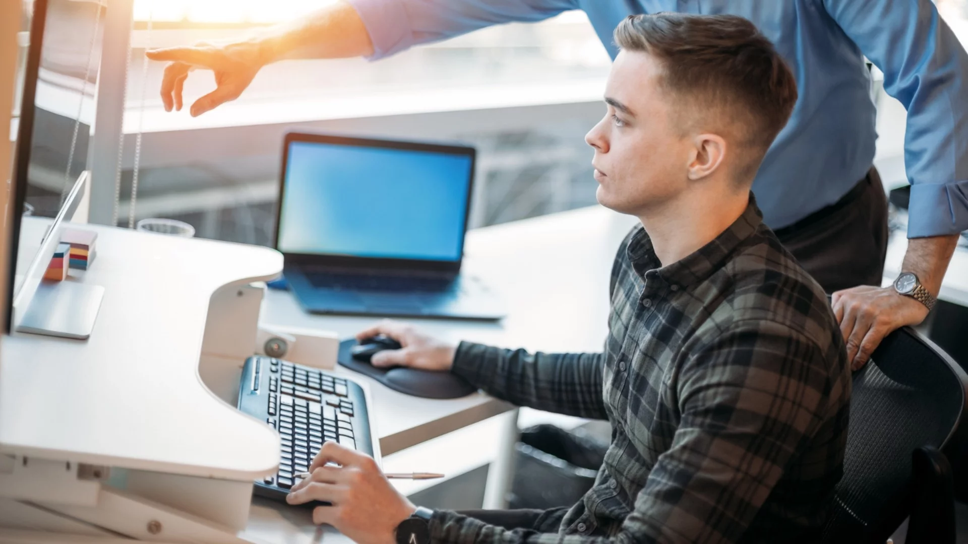 "За да не пишете тъжни постове след 3 години": Защо младите масово ще останат без работа и какво могат да направят