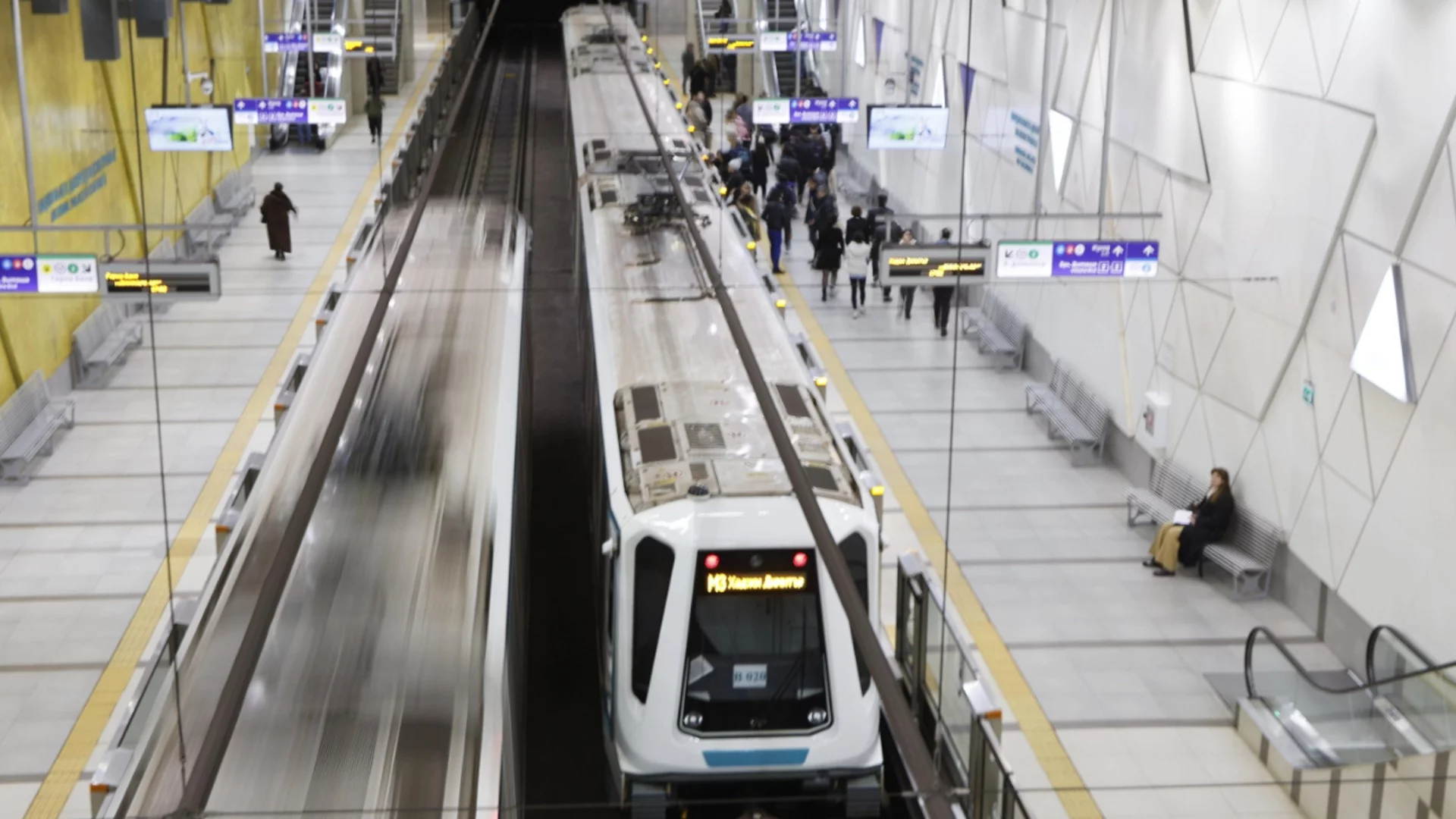 Инцидент в метрото във Вашингтон: Служебна кола се блъсна във влака (ВИДЕО)