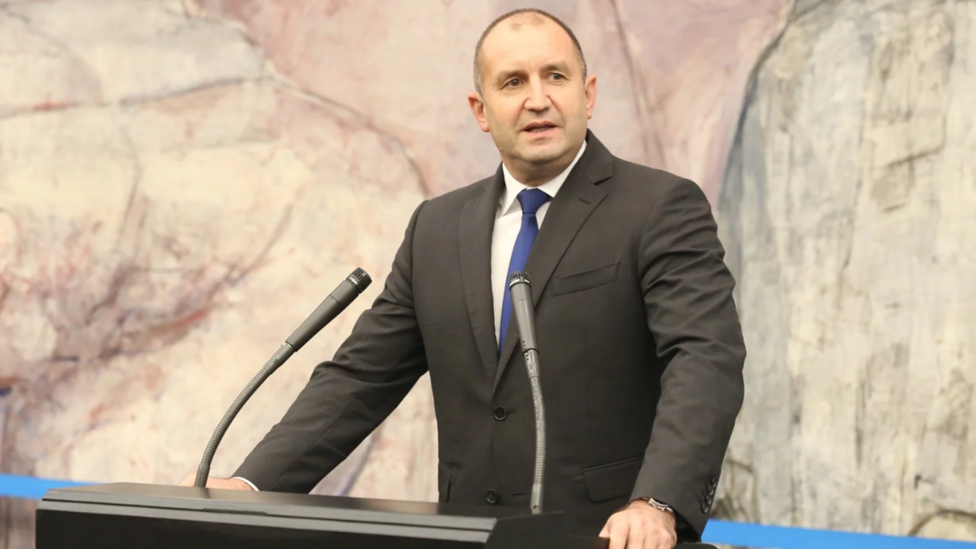 "Бърз живот, но ранна смърт": London School of Economics сравни Радев с Мадяр, но допусна разпадане на партията му