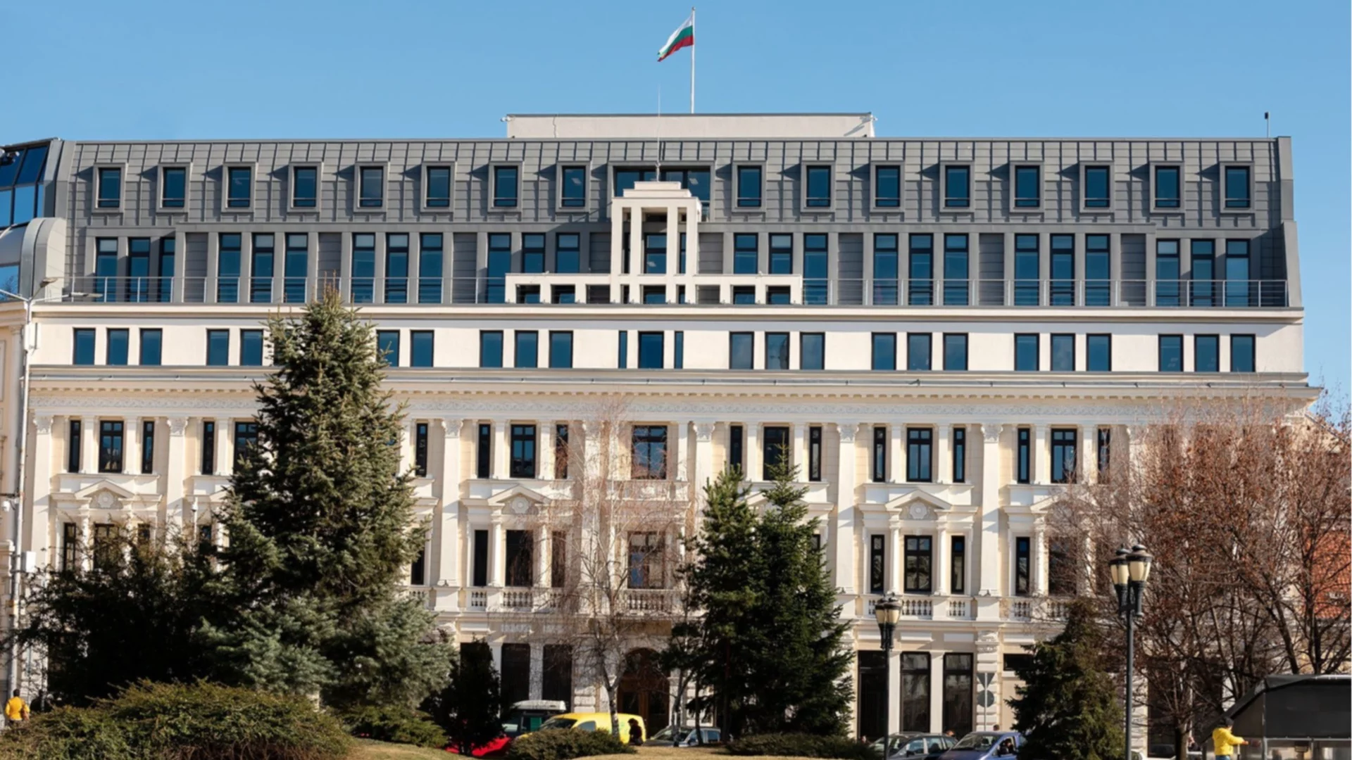 Банката за развитие скочи на служебния кабинет за отнемането на 1,4 млрд. евро: Рискуват се пари за антикризисни мерки и за общините