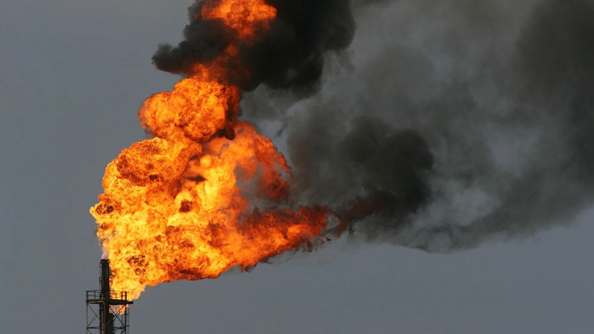 "По телевизията всичко е наред. Настъпваме": Руски бяс след поредната атакувана тяхна рафинерия, други две спряха работа (ВИДЕО)