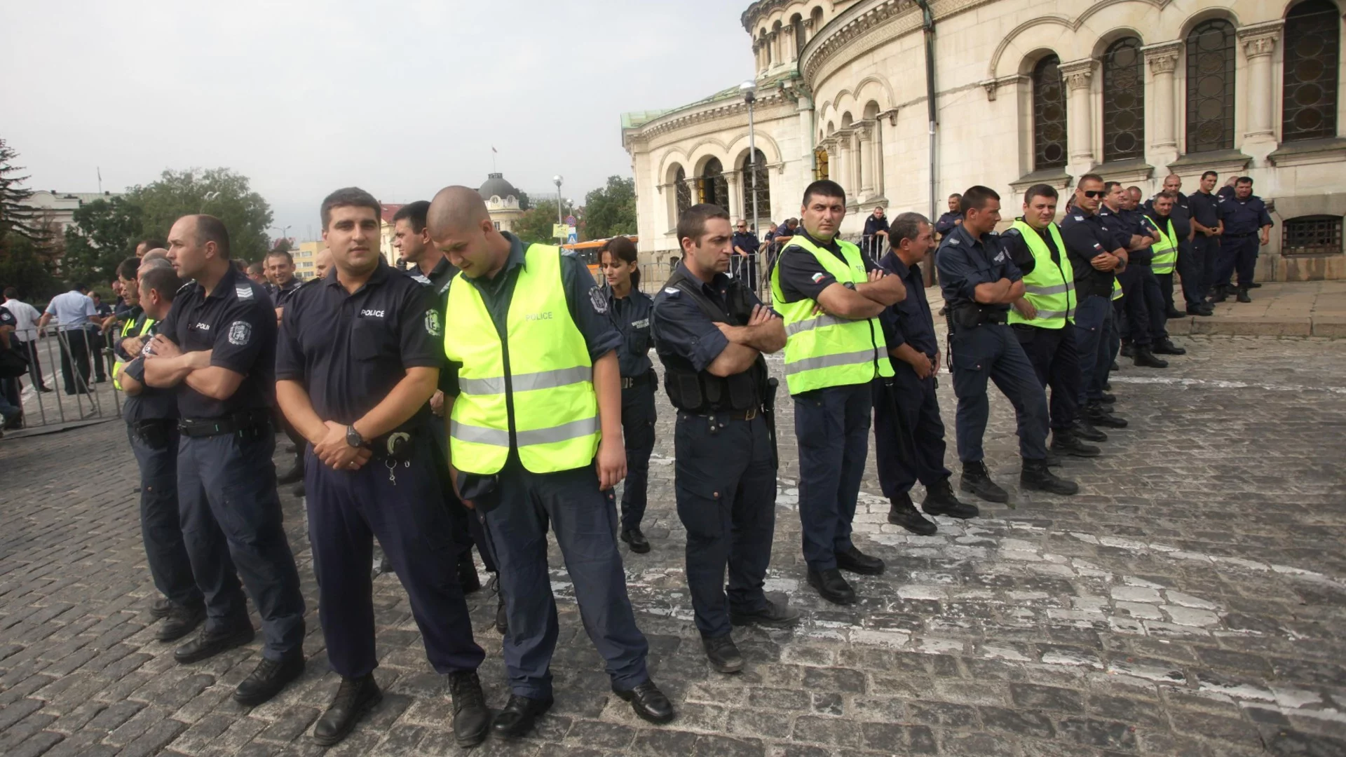 Кабинетът на Радев да реже от парите за съдиите и полицаите: Анализ на ИПИ