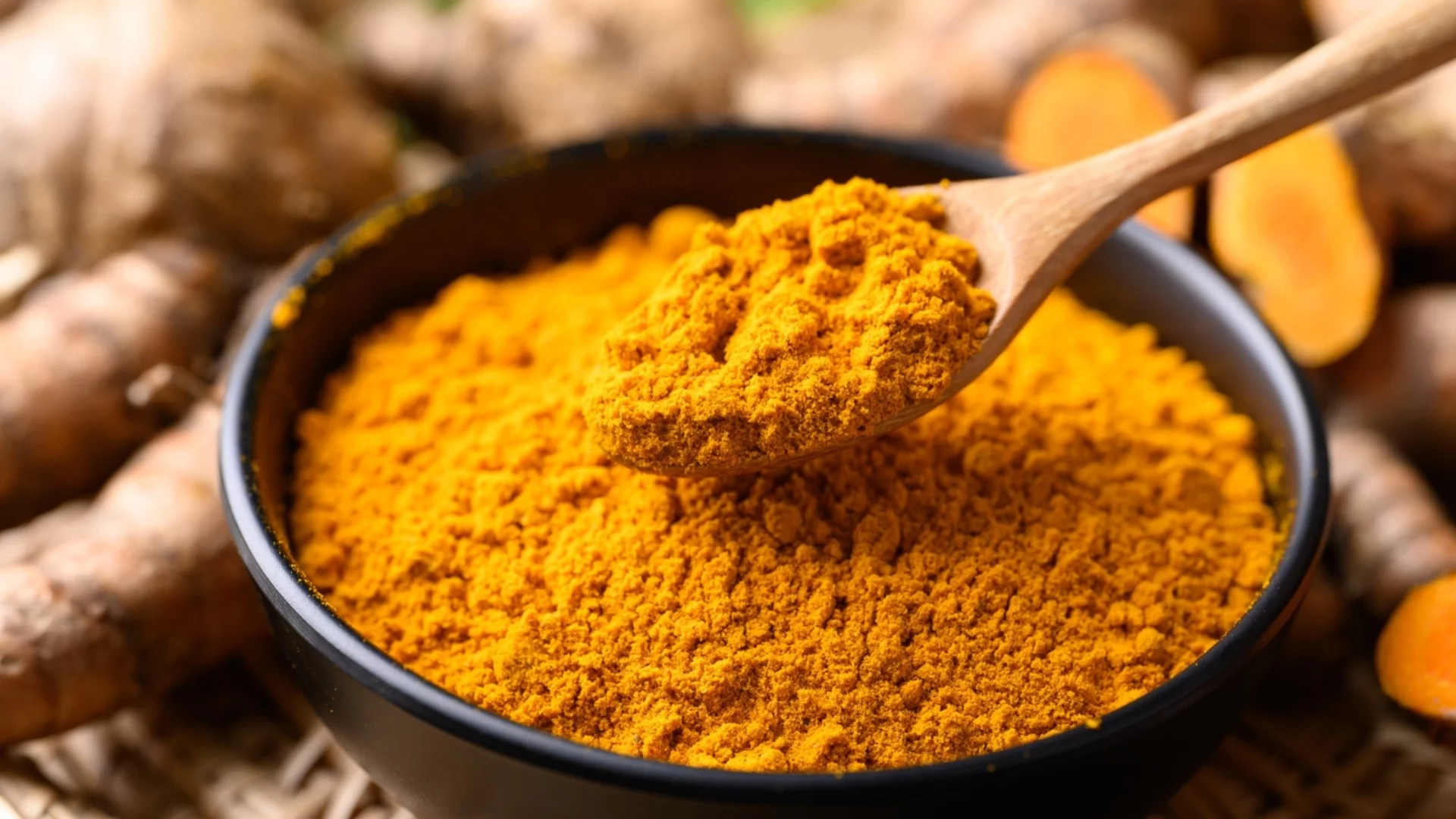 Куркума в градината: Как да я използвате за предпазването на растенията от вредители