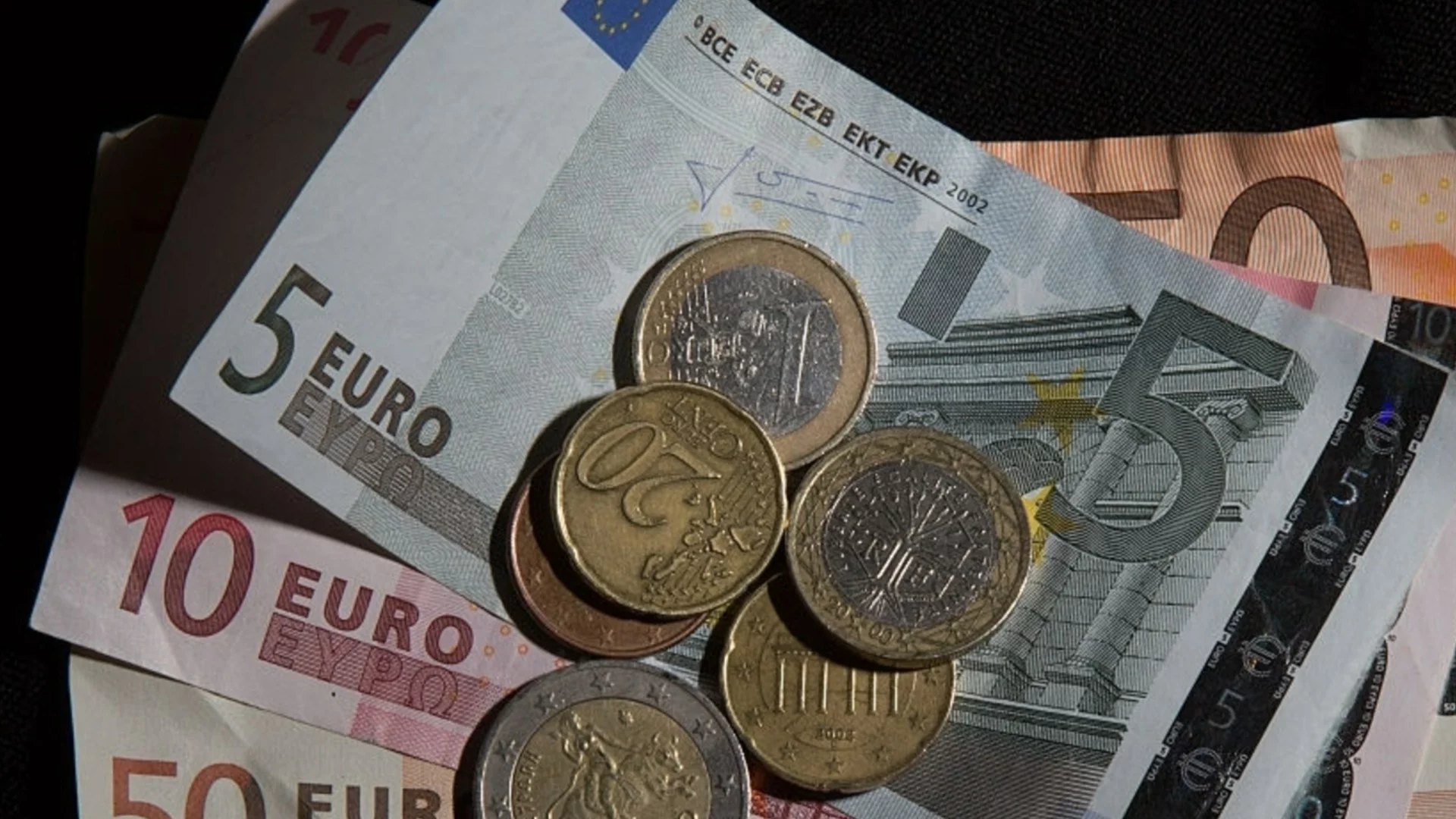 Обрат на пазарите: Еврото губи позиции пред долара