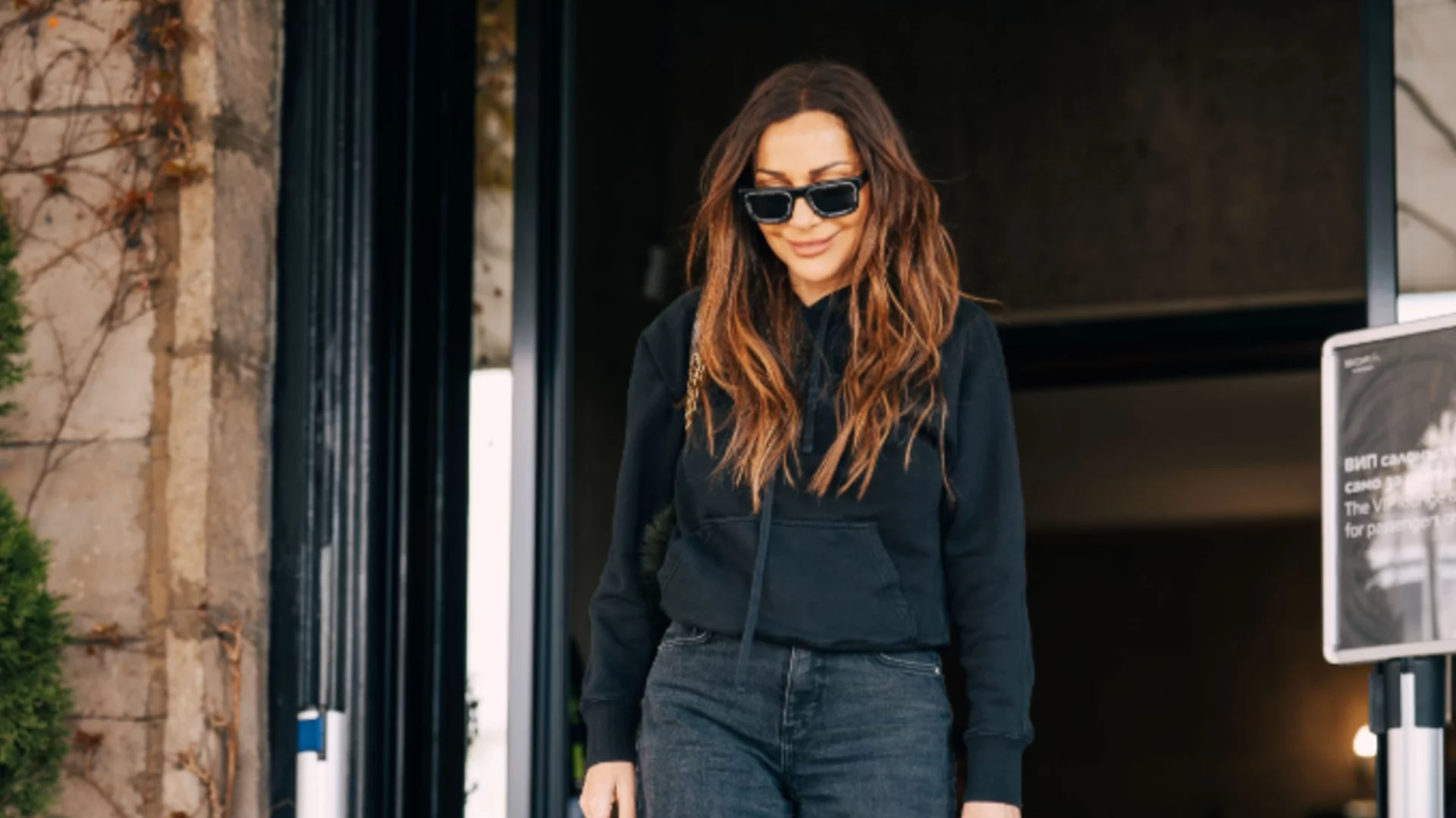 ВИП пристигане с 30 души екип: Деспина Ванди вече е в София