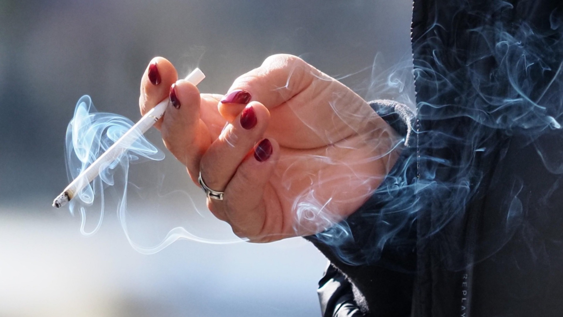 Великобритания прави немислимото: Забраняват цигарите за цяло поколение