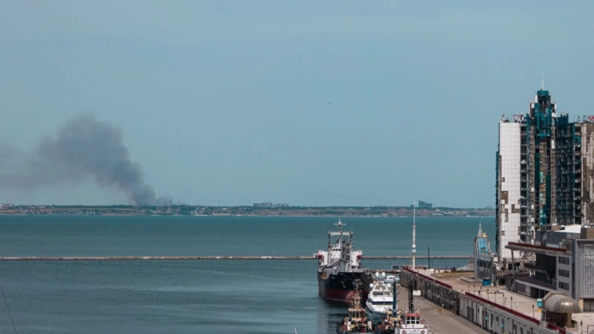 Безпилотен кораб атакува пристанище в Одеса: Как се справи Украйна (ВИДЕО)