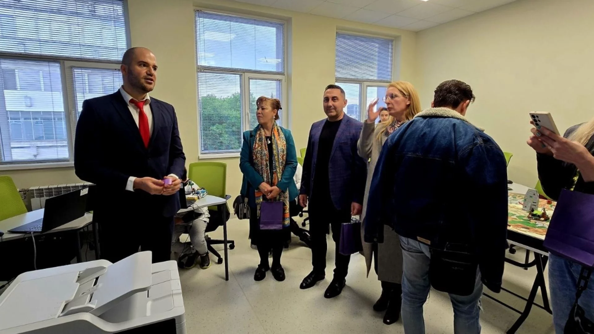 Зам.-кмет на Пловдив присъства на откриването на STEM център в СУ „Пейо Яворов“