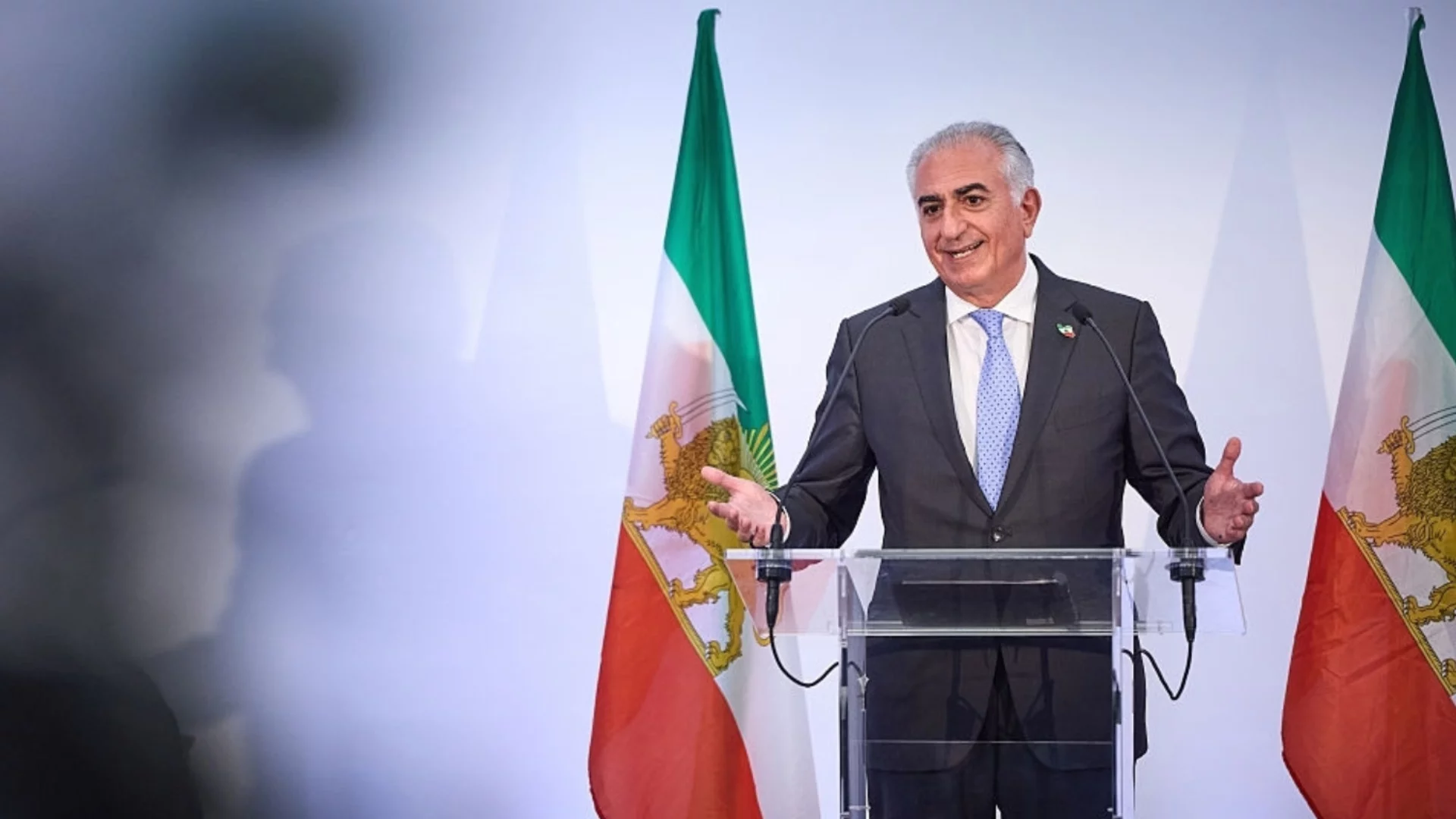 Червена боя почти по главата: Синът на шаха се мъчи да убеди, че е работеща алтернатива за Иран (ВИДЕО)