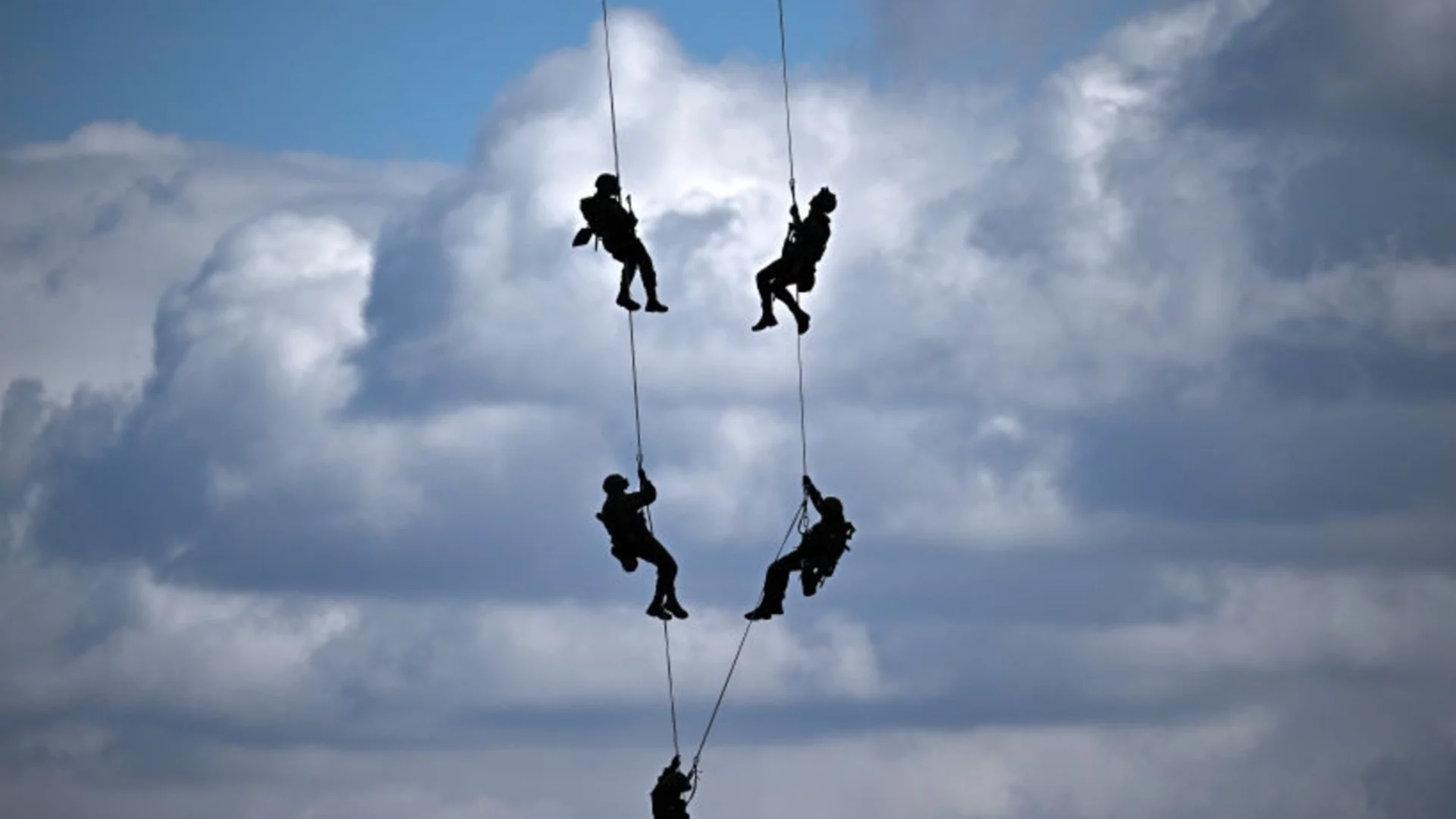 Учението се обърка: Испански парашутисти унищожиха скъпа бронирана машина (ВИДЕО)